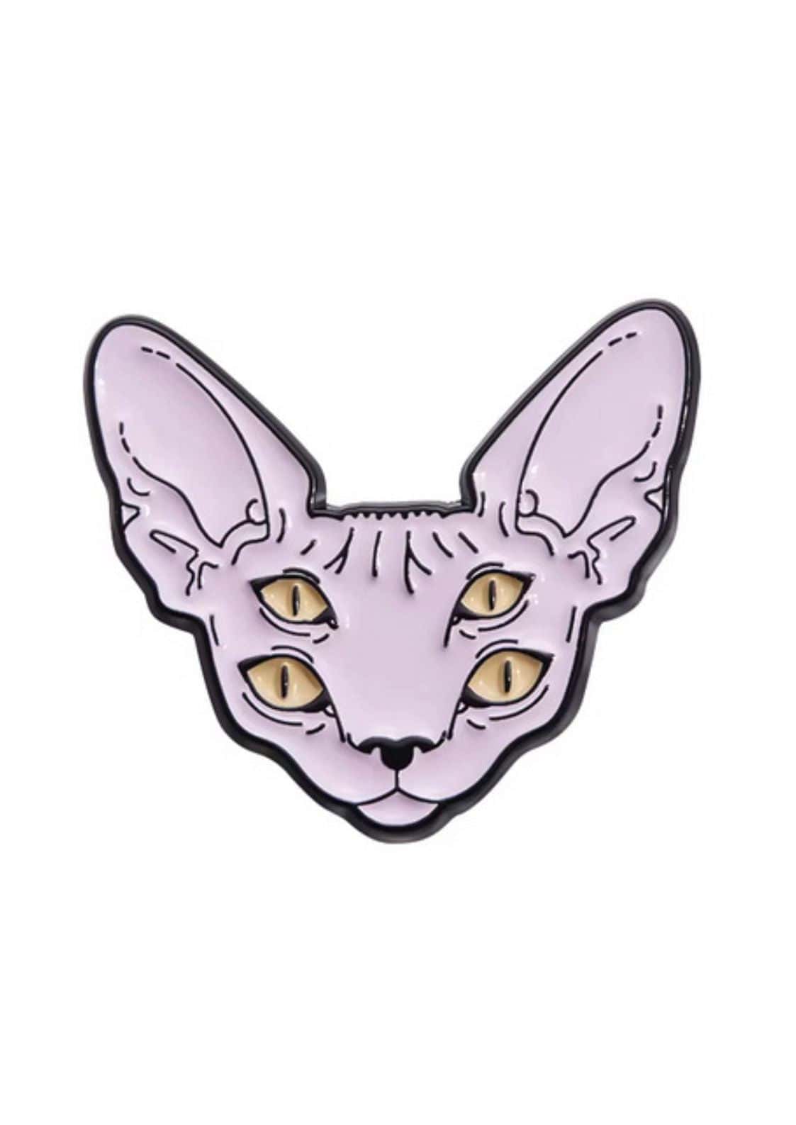 Lavendelfarbene cat enamel pin mit gelben augen und schwarzer kontur im gothischen 4 eyed cat nacktkatze stil