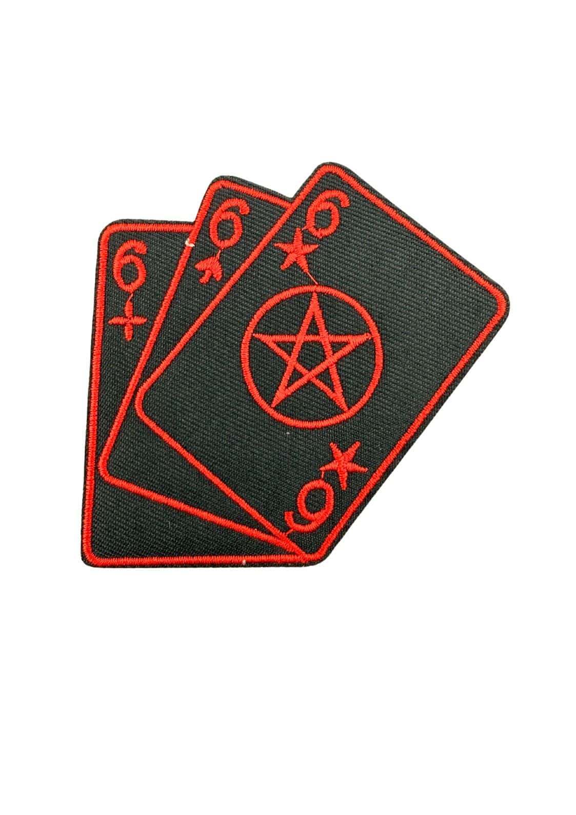 Schwarzer 666 cards stickerei patch mit drei roten sechs karten und pentagramm symbol in der mitte