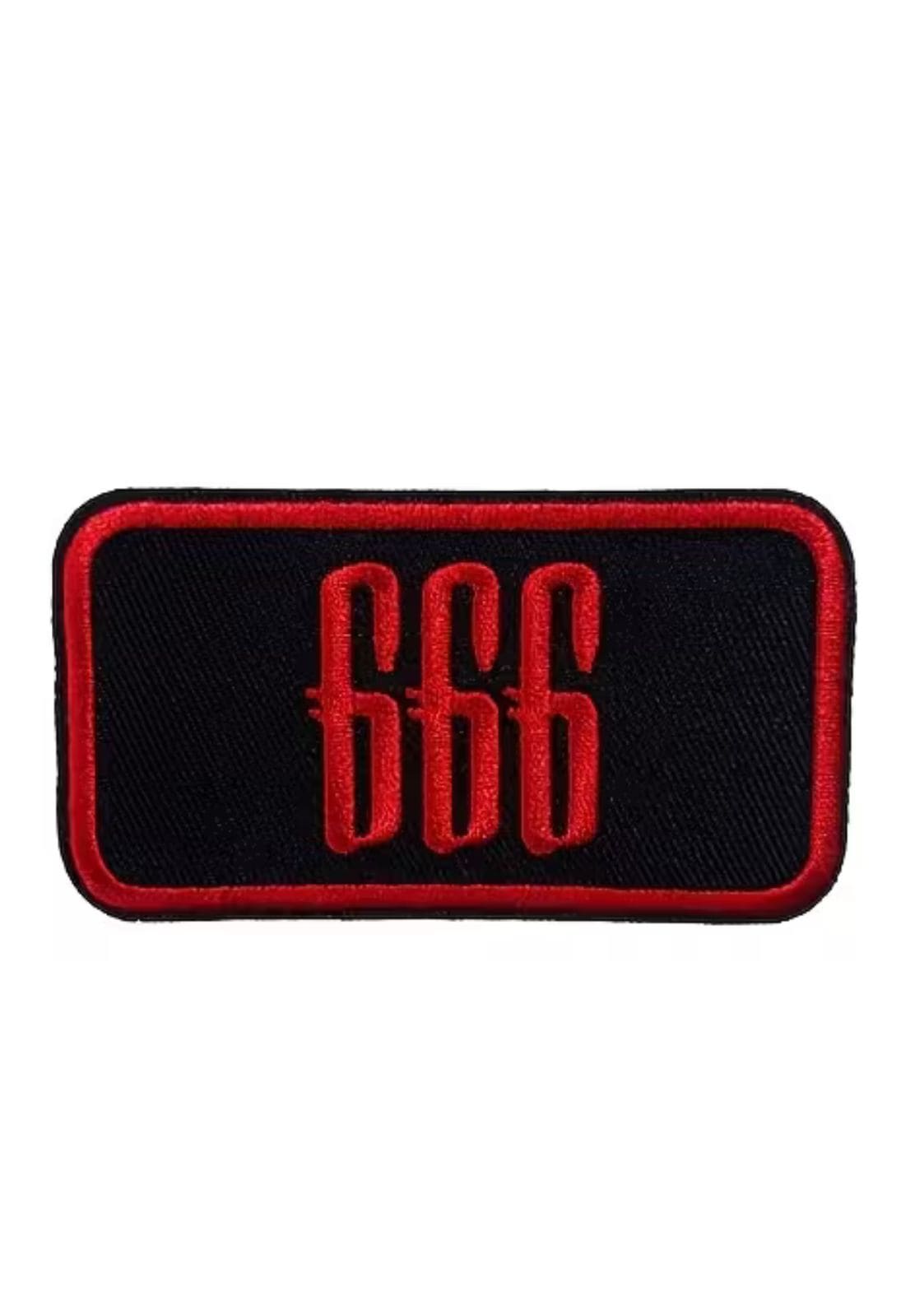 Schwarzer rechteckiger gestickter Aufnäher mit ’666’’ in roter Schrift.