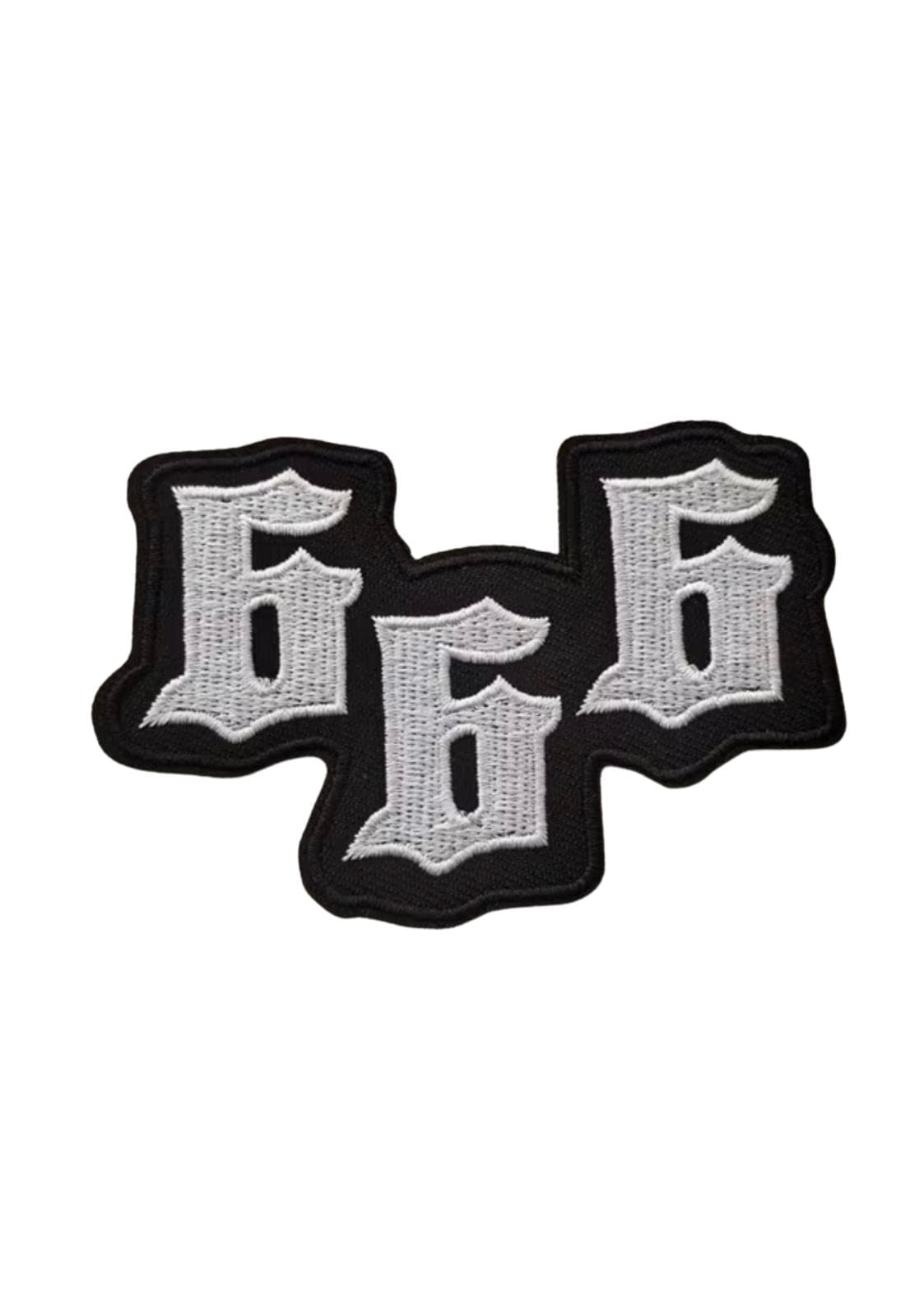 666-Patch mit gotischer Schrift und schwarzem Rand.