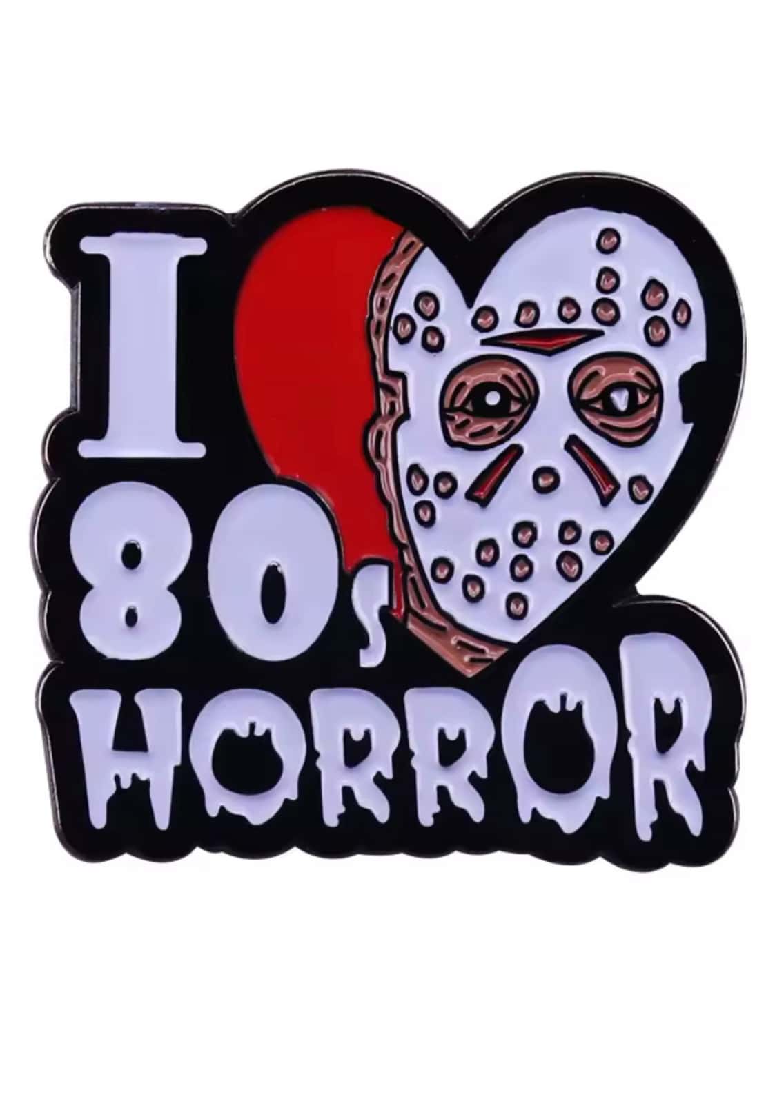Ein enamel pin in schwarz weiß und rot mit dem text i heart 80s horror und einem herzförmigen jason voorhees maske aus friday the 13th