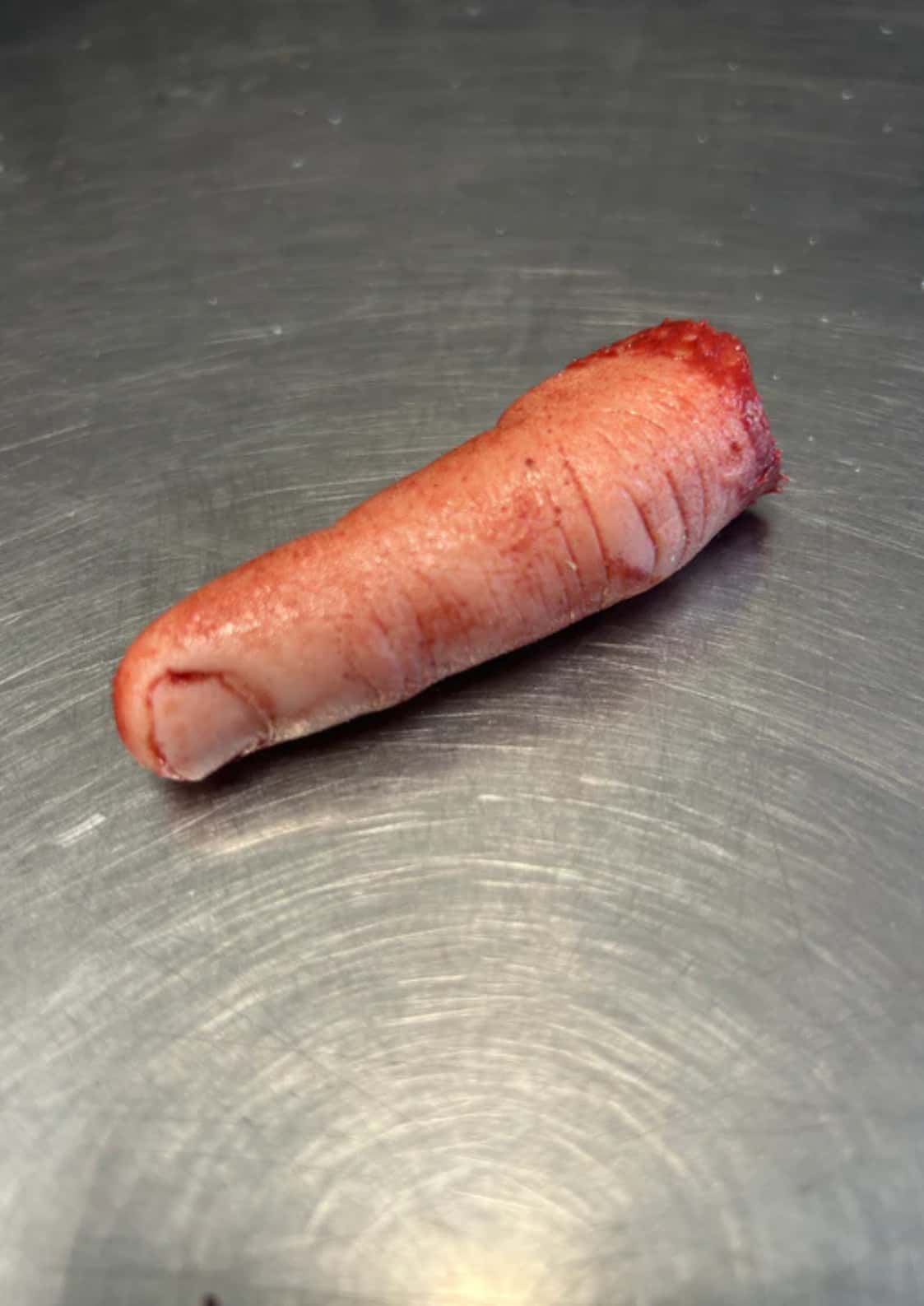 Realistischer abgetrennter finger aus silikon in blassrosa mit blutigen akzenten für gothic horror fx