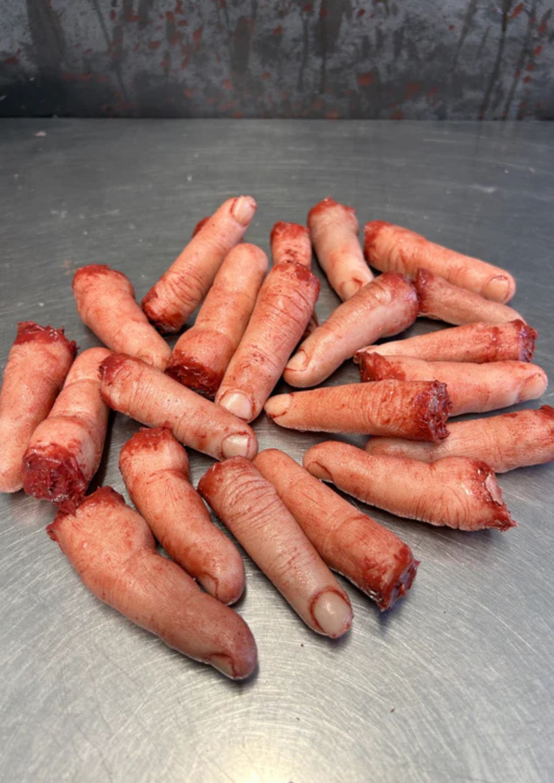 Realistische blasse Finger-Props mit Hauttextur, blutigen Schnitten, gothic FX-Design