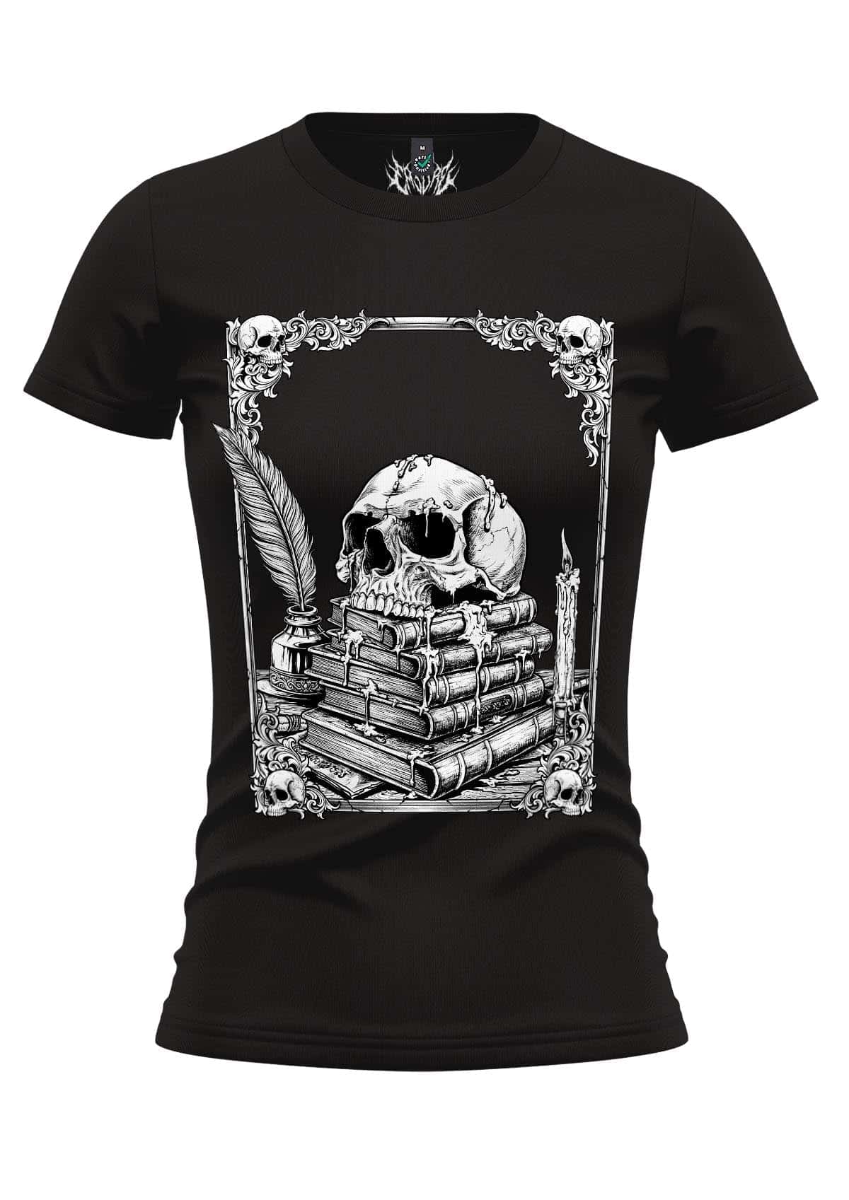 Schwarzes mädchen hemd mit gothic design schädel schlange auf büchern umgeben von kerze und feder im alchemy stil