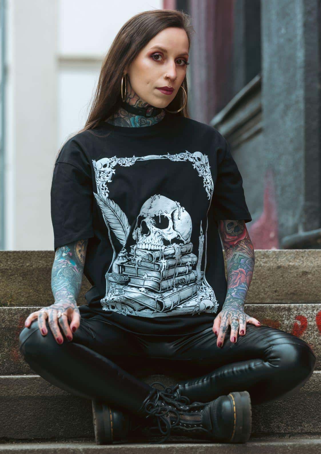 Schwarzes alchemy shirt mit weißem schädel auf büchern und federn vanguard des todes dunkle mode symbolik trifft komfort