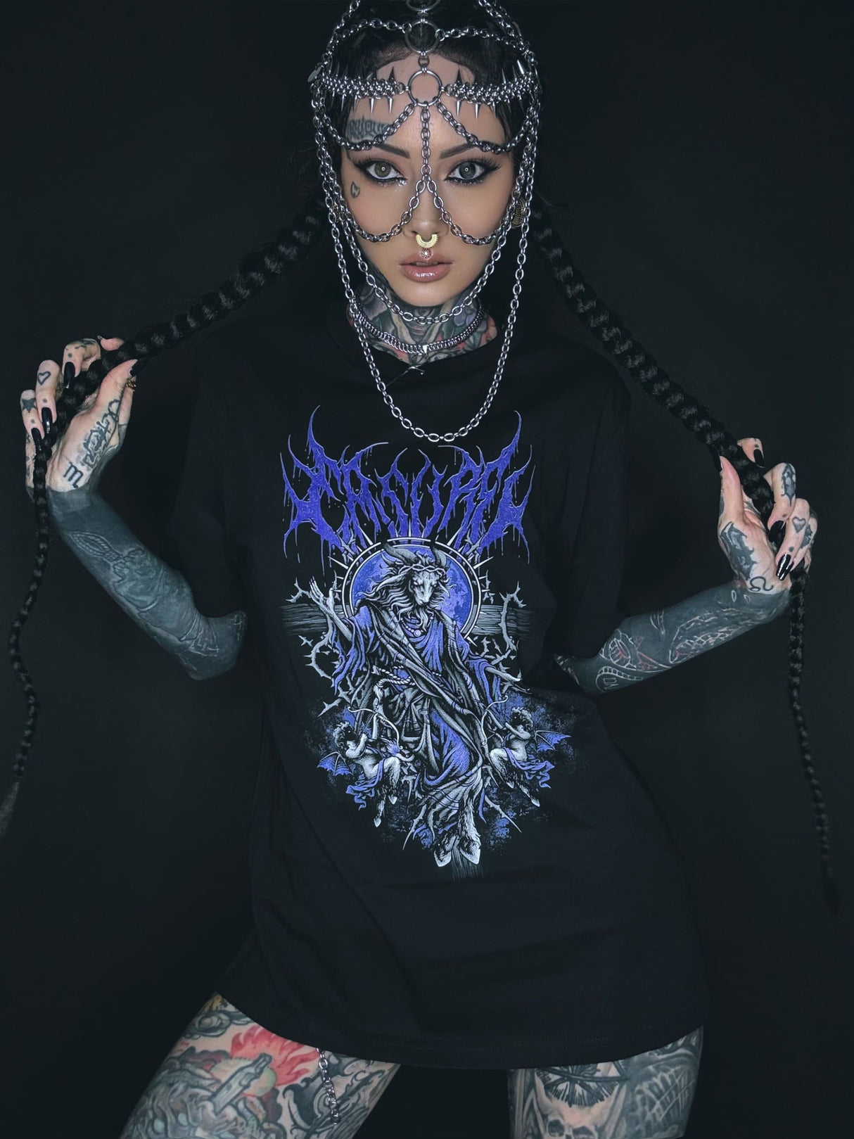 Schwarzes T-Shirt mit Gothic-Grafik.