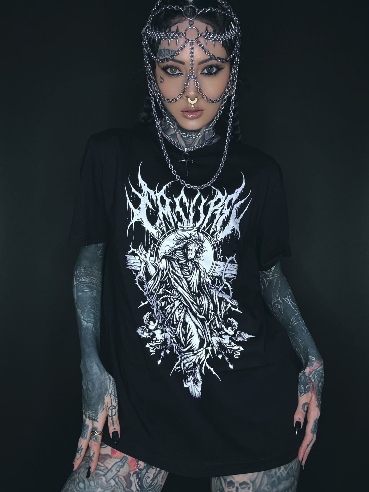 Schwarzes T-Shirt mit weißer Grafik.