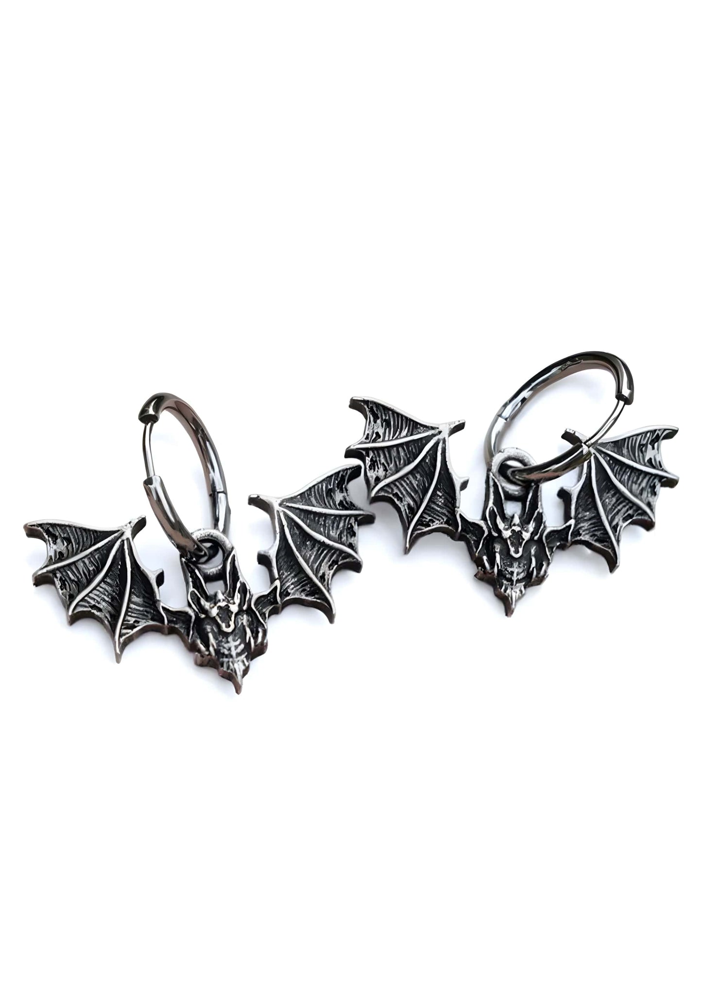 Silberne angry bat ohrringe mit detaillierten flügeln und schädeldesign im gotischen horror stil