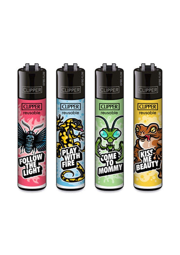 Vier bunte clipper feuerzeuge mit cartoon-insekten und animal slogan design ideal für gothic kleidung fans