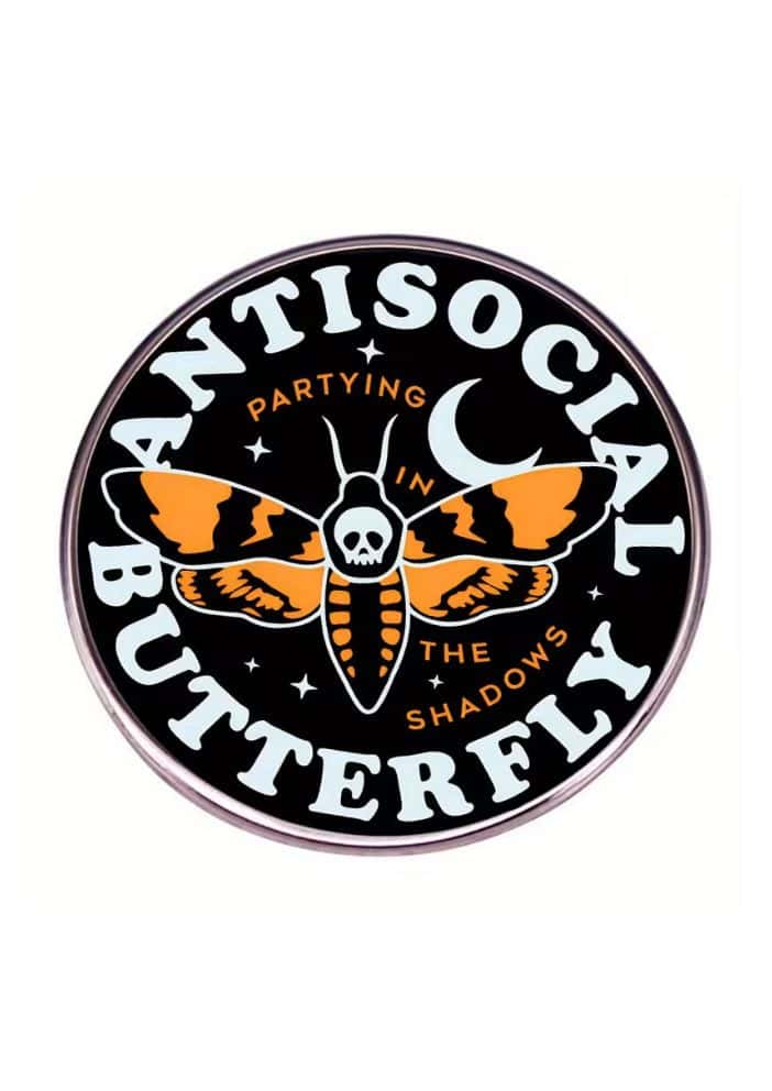 Schwarzer und oranger emaillierter pin mit gothischem schädel-rauplenflügel motiv und antisocial butterfly schriftzug