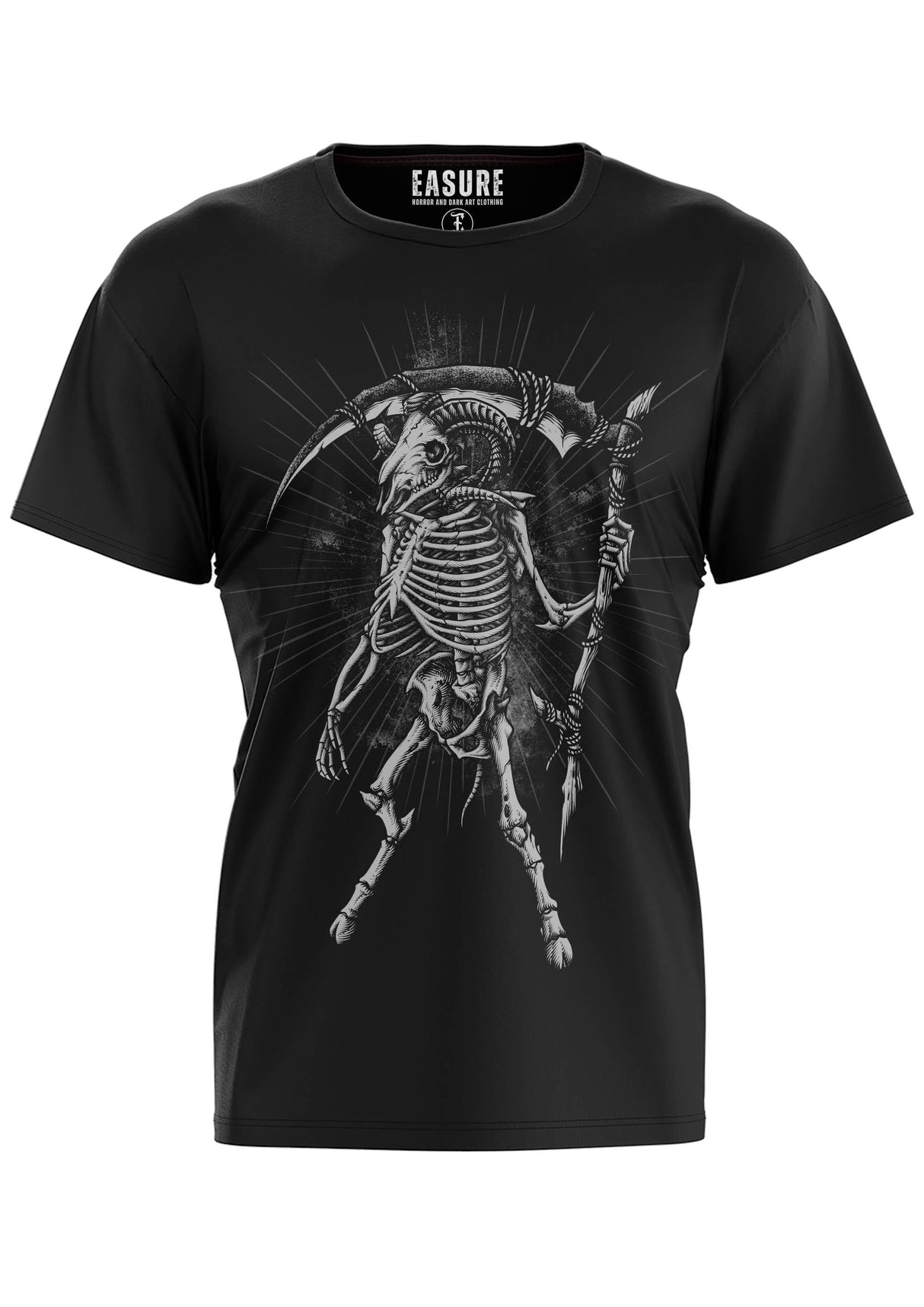 Schwarzes T-Shirt mit einer weißen, skelettartigen Widderkopf-Figur, die eine Sense hält.