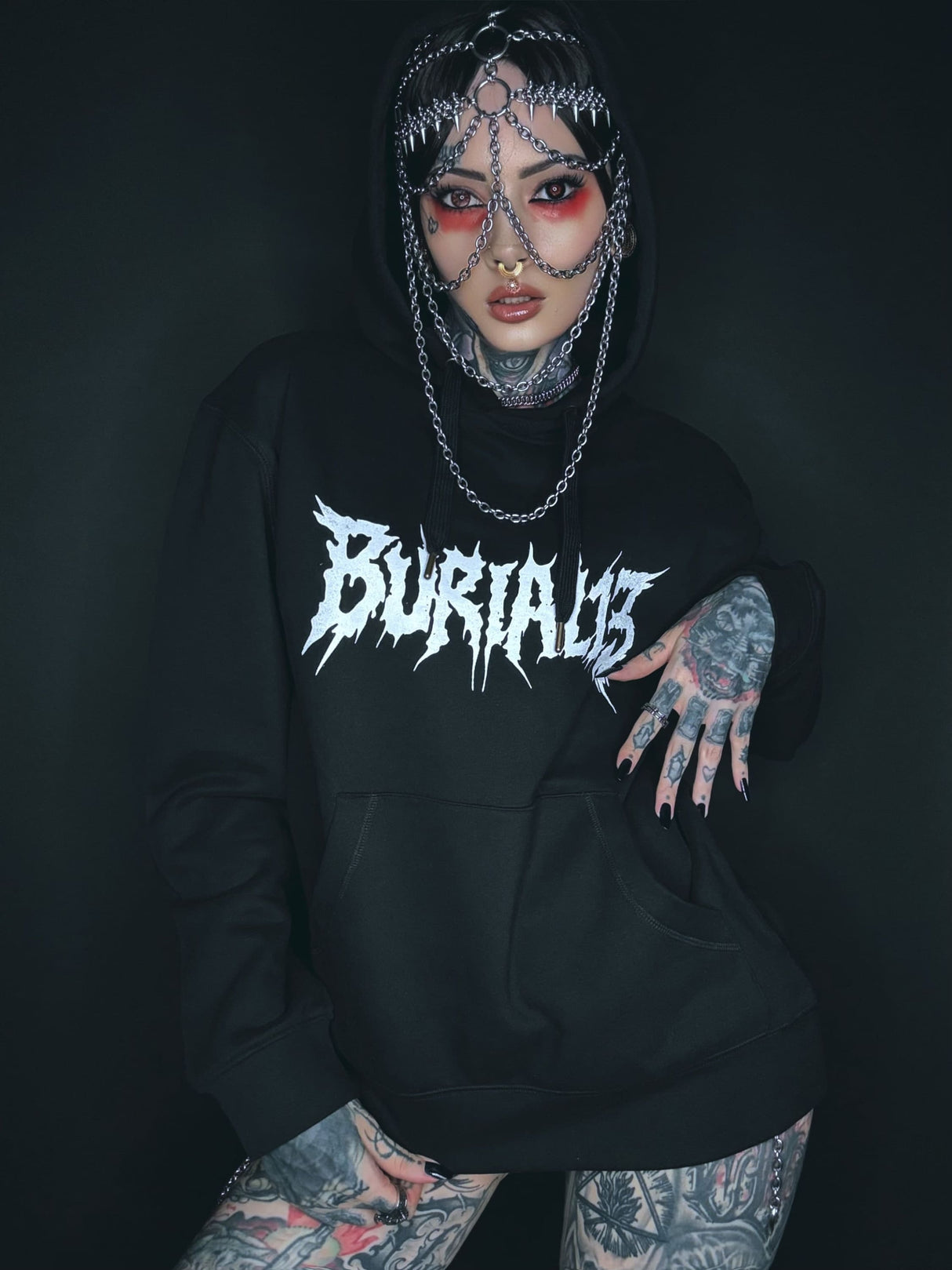 Schwarzer Gothic-Hoodie mit weißem BURIAL-Schriftzug