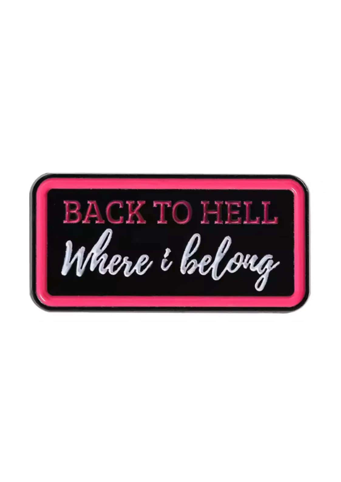 Neon pink und schwarze rechteckige patch mit weißem text back to hell where i belong im gothic horror stil pin