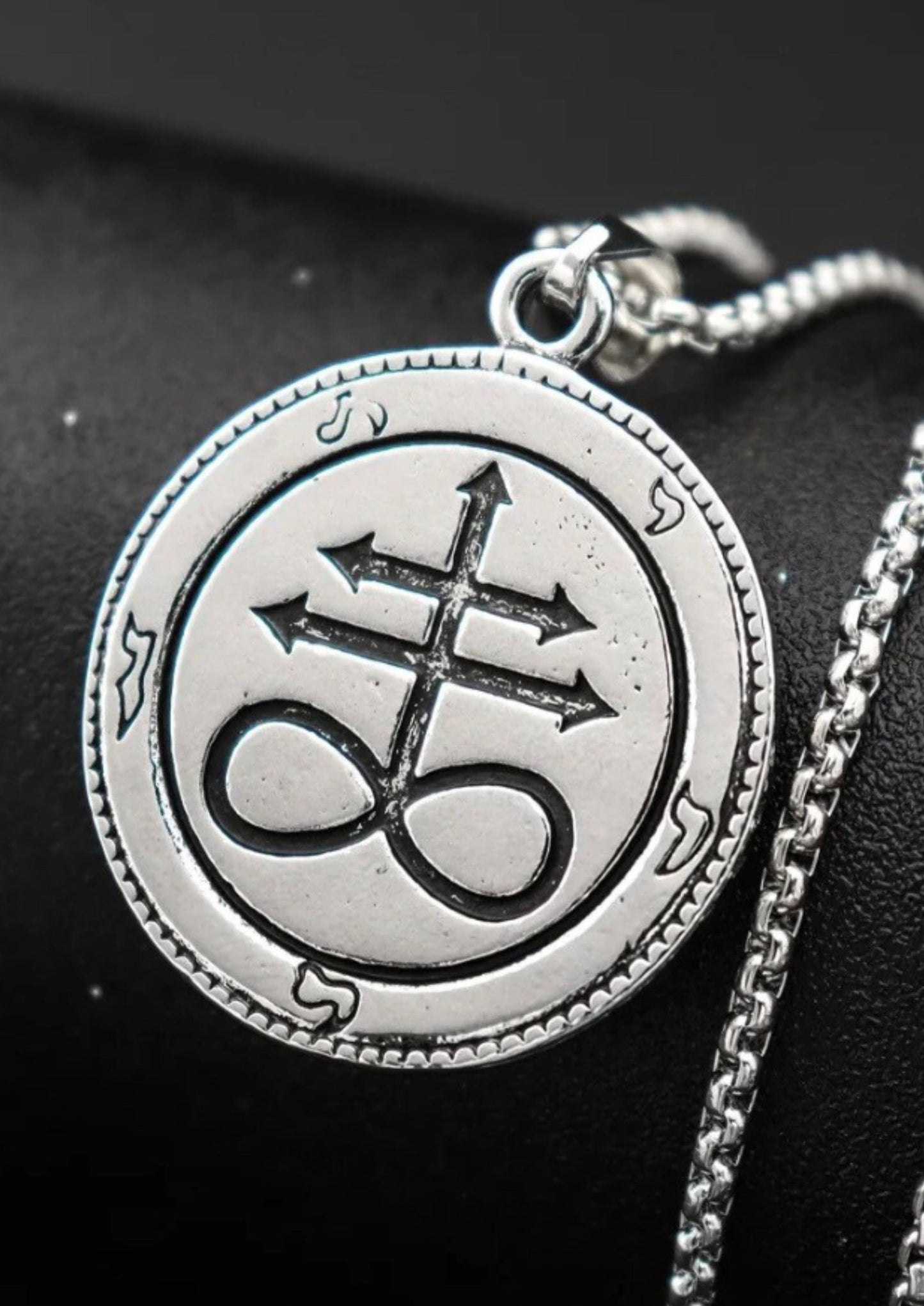 Silberne runde Baphomet-Halskette mit gotischem Metall-Sigil