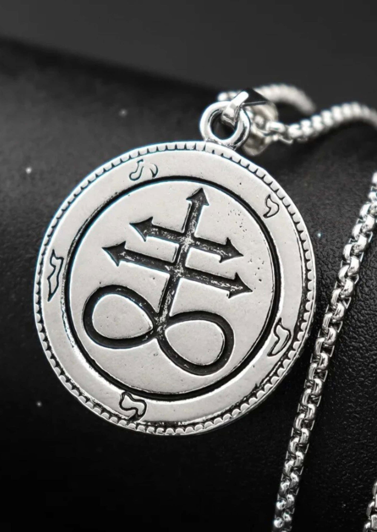 Silberne baphomet round halskette mit rundem anhänger, eingraviertem sigil und unendlichkeitszeichen, gothic horror design