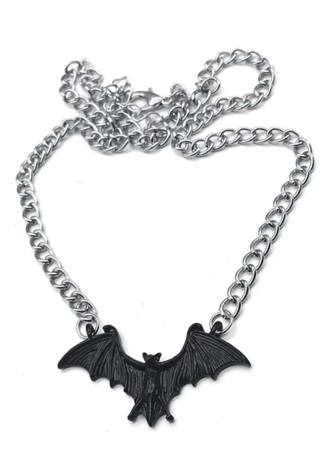 Schwarze bat halskette mit silberner kette im gothic horror stil