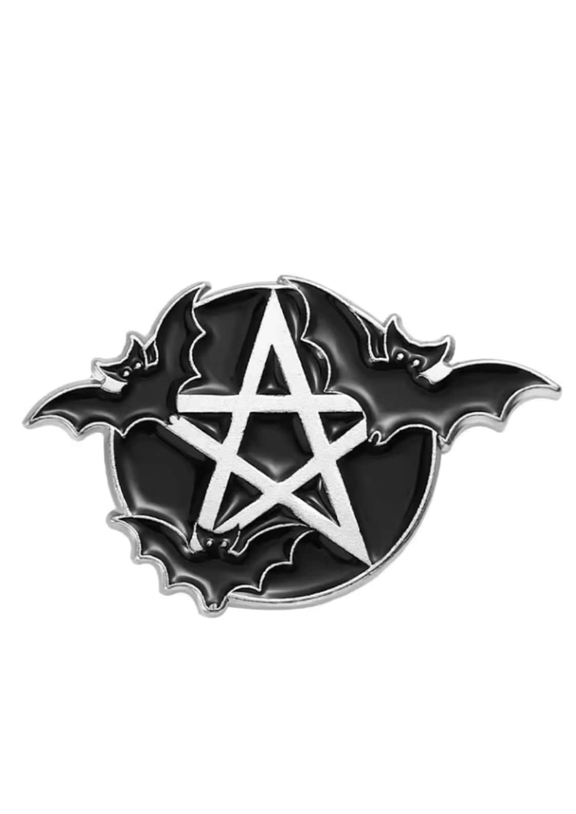 Schwarzer und silberner emaillierter bat pentagram pin mit weißem pentagramm und stilisierten fledermäusen im gothic horror stil