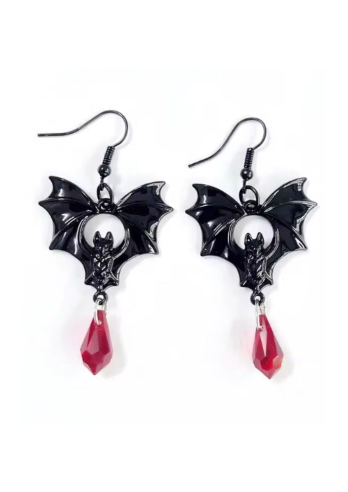 Fledermausförmige Ohrringe mit roten Kristalltropfen, schwarzen und silbernen Akzenten.