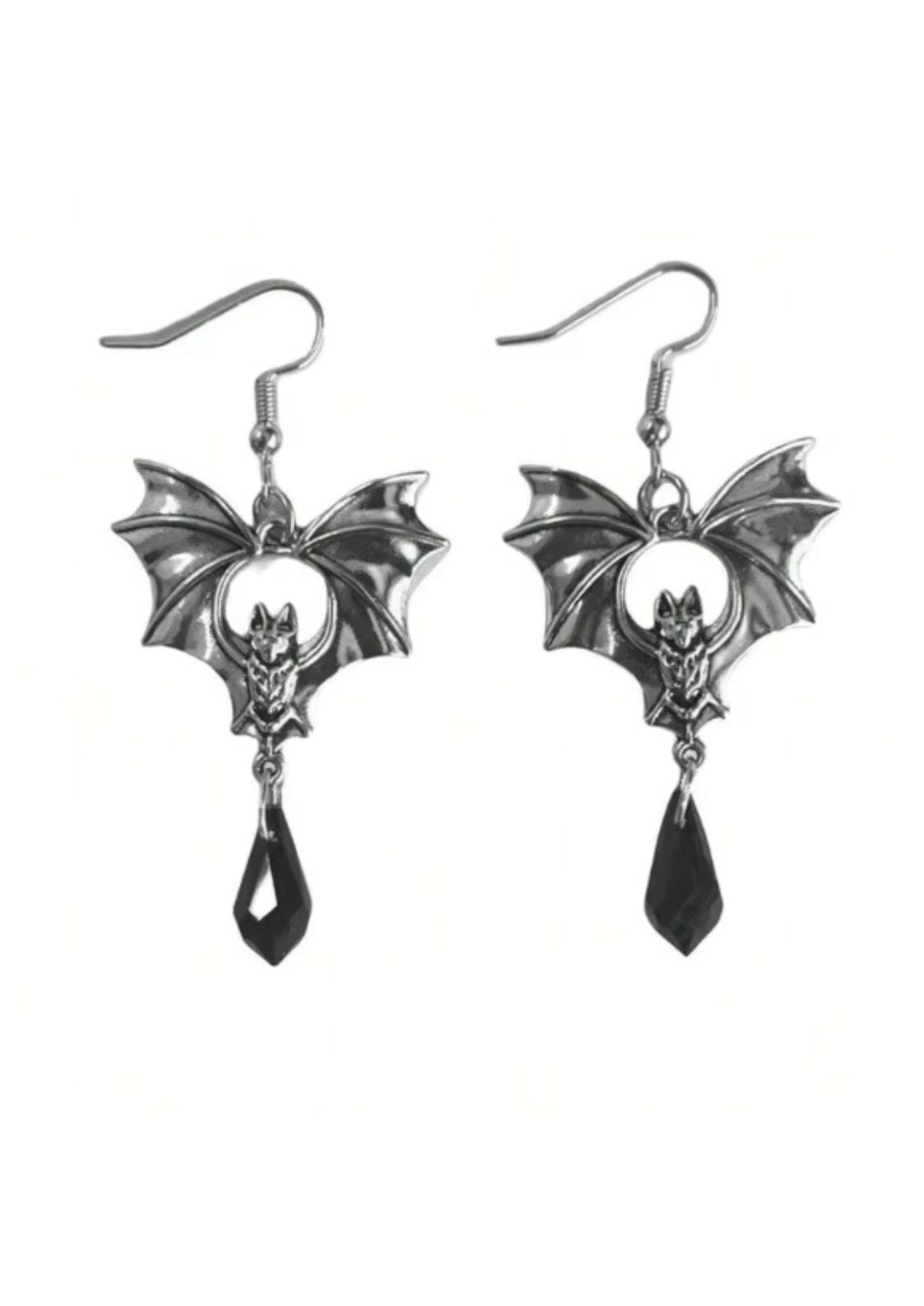 Fledermausförmige Ohrringe mit schwarzen Akzenten und silbernem Metall.