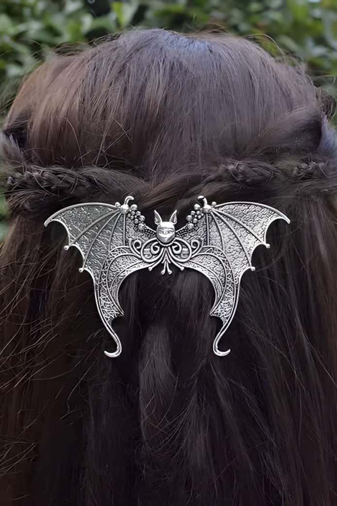 Silberne gothic haarklammer bat wings mit filigraner verzierung und kleinem katzengesicht im horror-stil