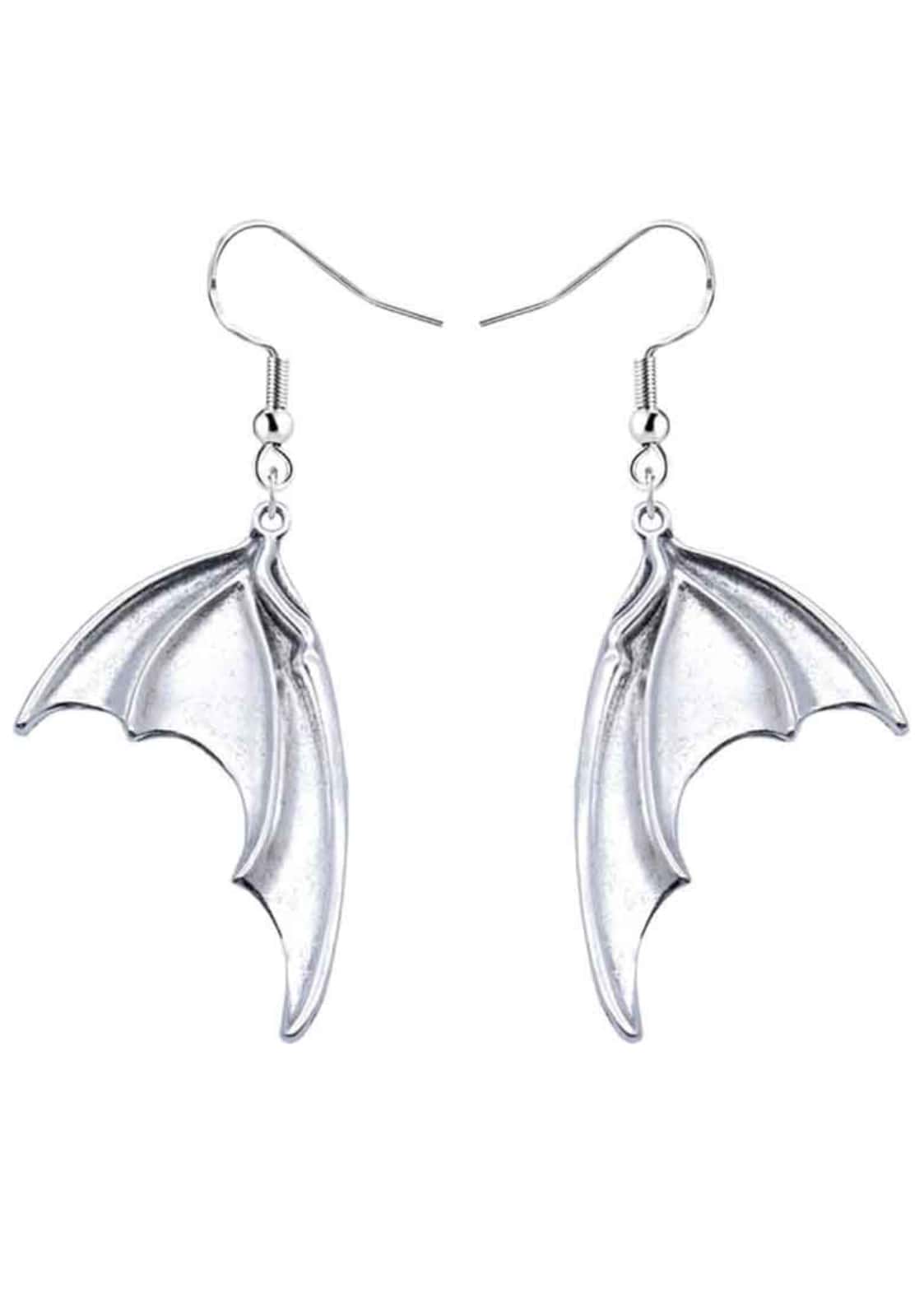 Silberfarbene metallische ohrringe in form von bat wings mit gothischem horror design und detaillierter oberfläche