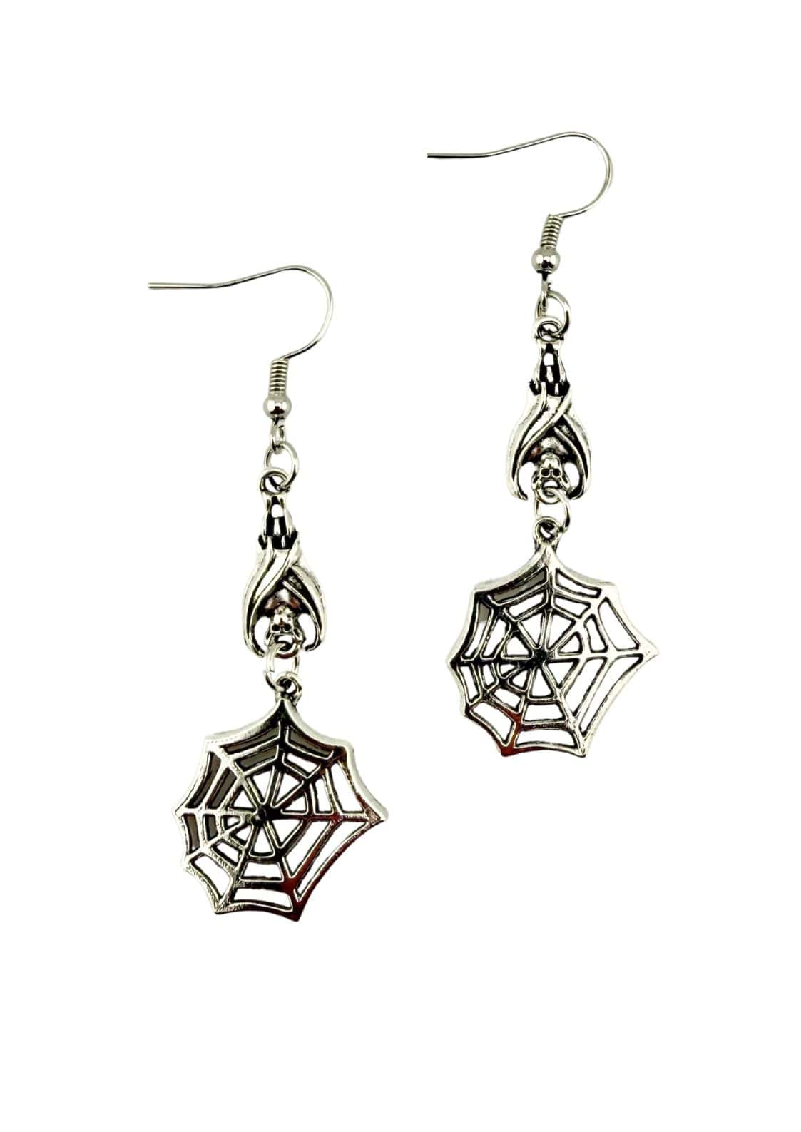 Silberne fledermaus spinnennetz ohrringe mit hängendem schädelanhänger und filigranem spinnennetz design