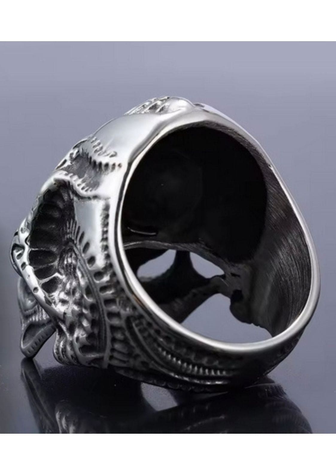 Silberner Totenkopfring mit aufwendigen Details und einem sternförmigen Ausschnitt