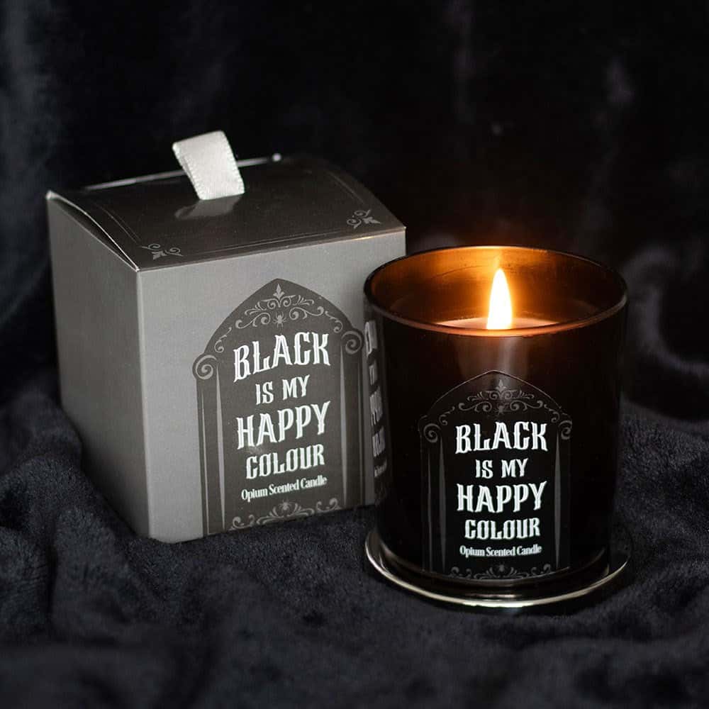 Ein dunkles bernsteinfarbenes glas kerze mit schwarzem etikett happy colour text im gothic-stil im dark aesthetic