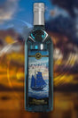 Blaue Likörflasche mit Schiffsetikett.