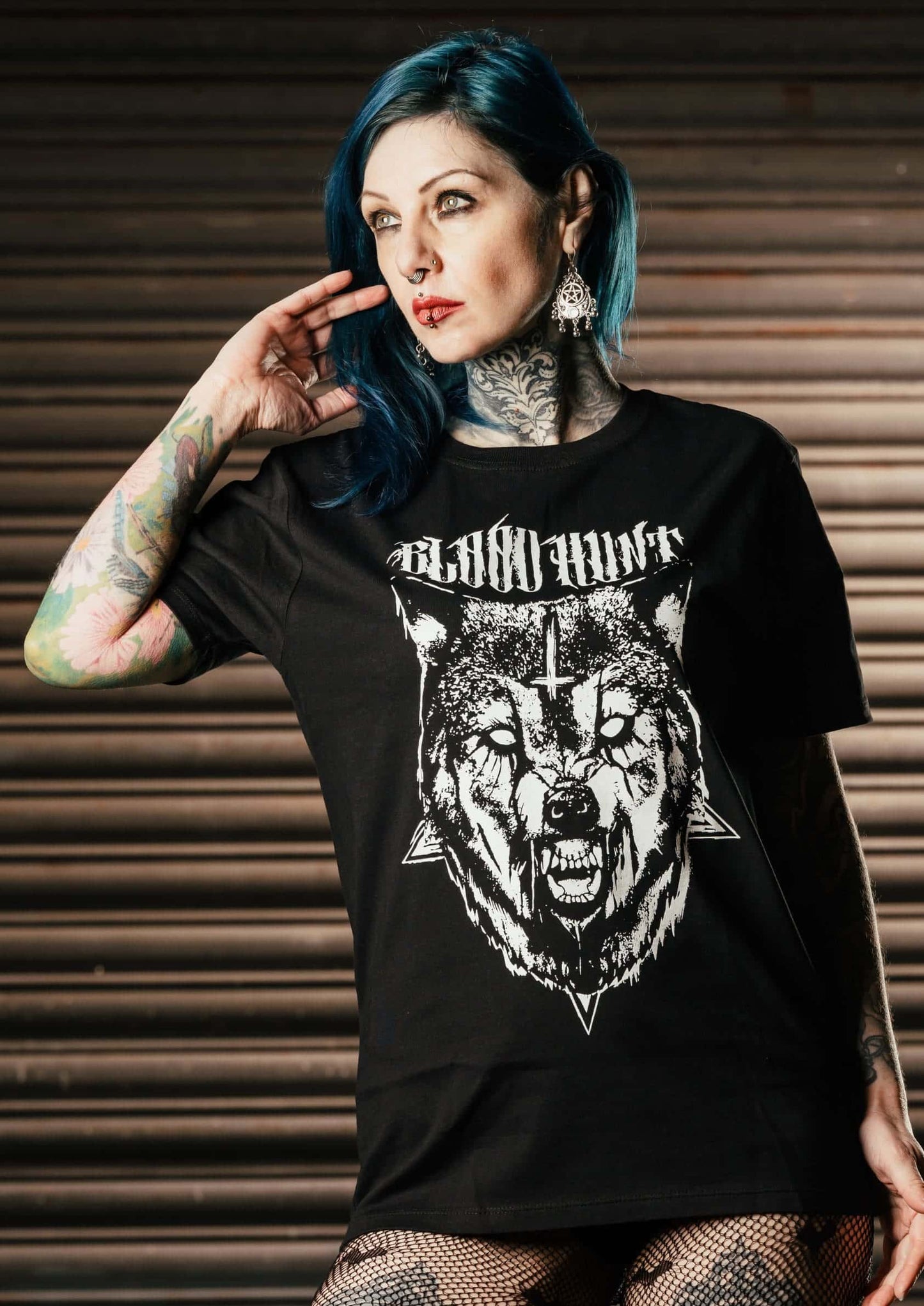 Schwarzes gothic t-shirt blood hunt mit weißem, hervorgehobenem grafikdesign eines heulenden wolfes und dreieckigen akzenten