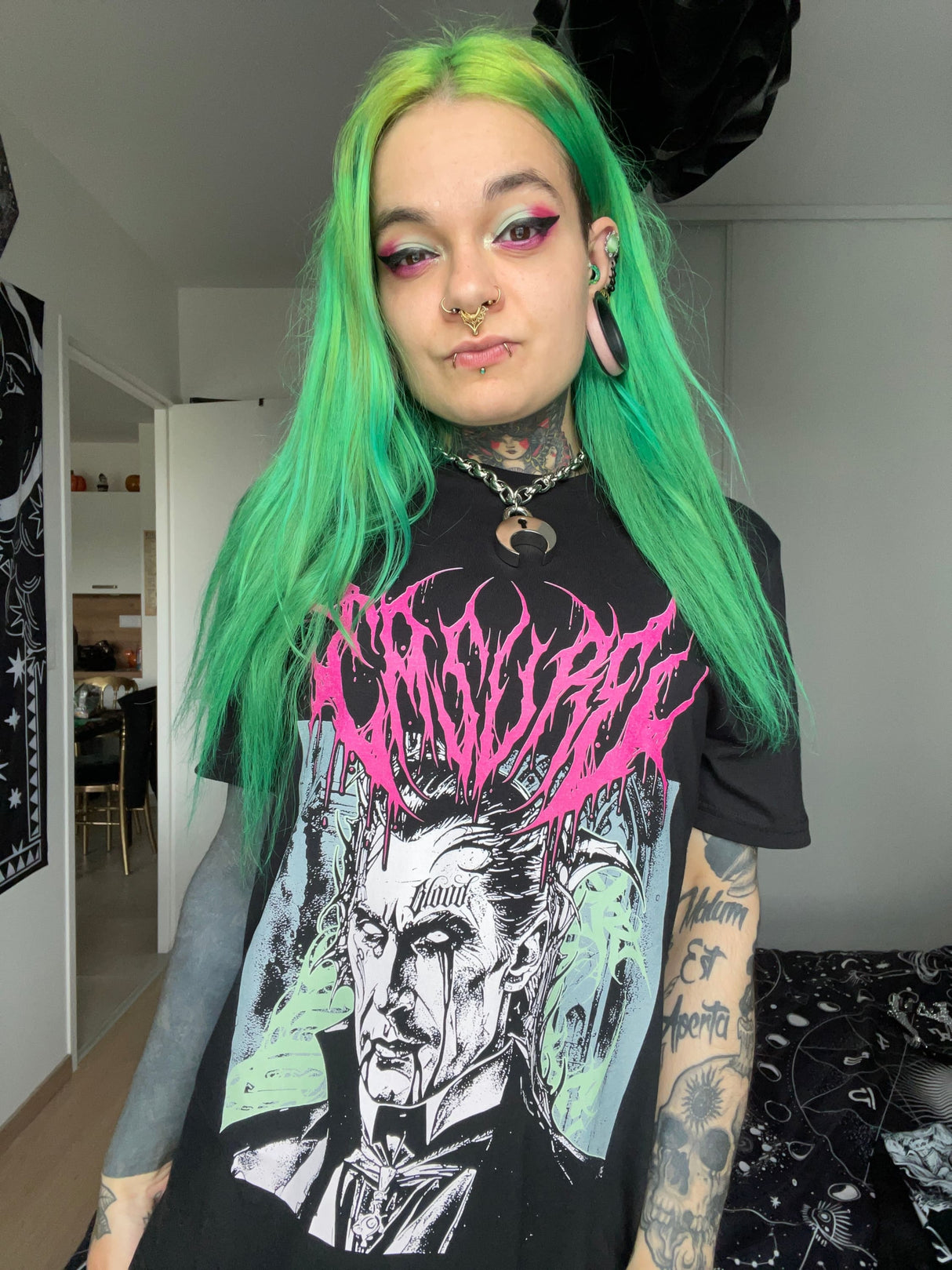 Schwarzes T-Shirt mit Vampir-Grafik.