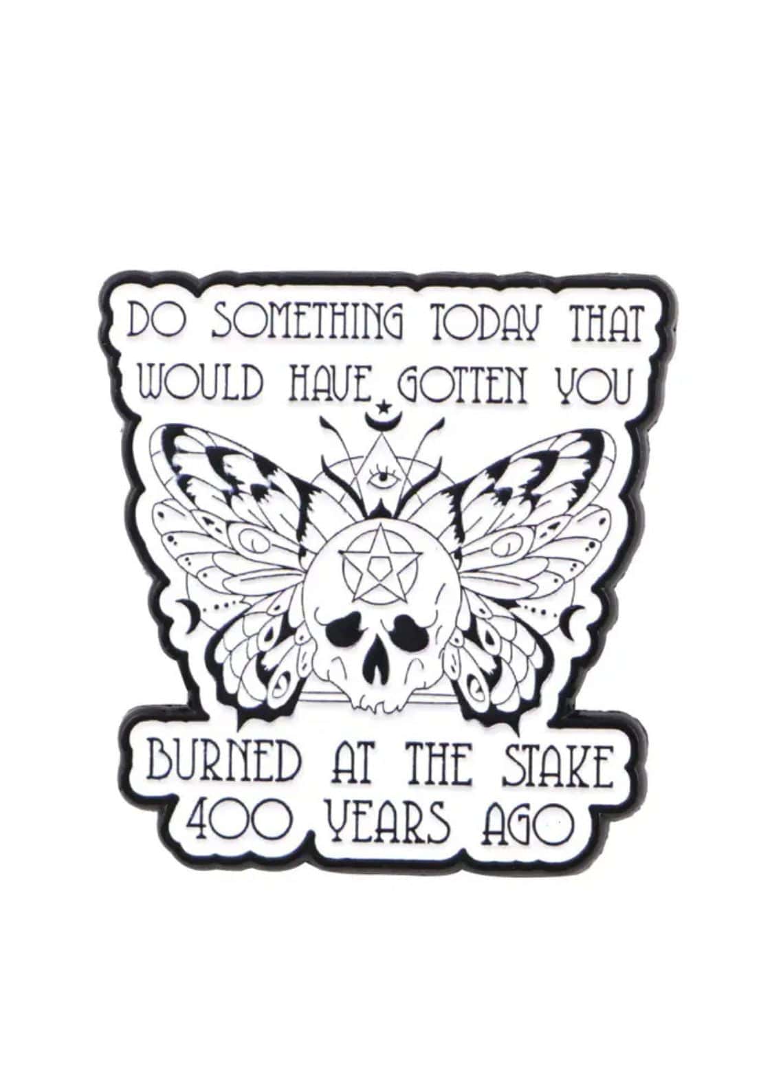 Schwarzer und weißer gothischer schädelschmetterling sticker mit pentagramm design burned at the stake pin