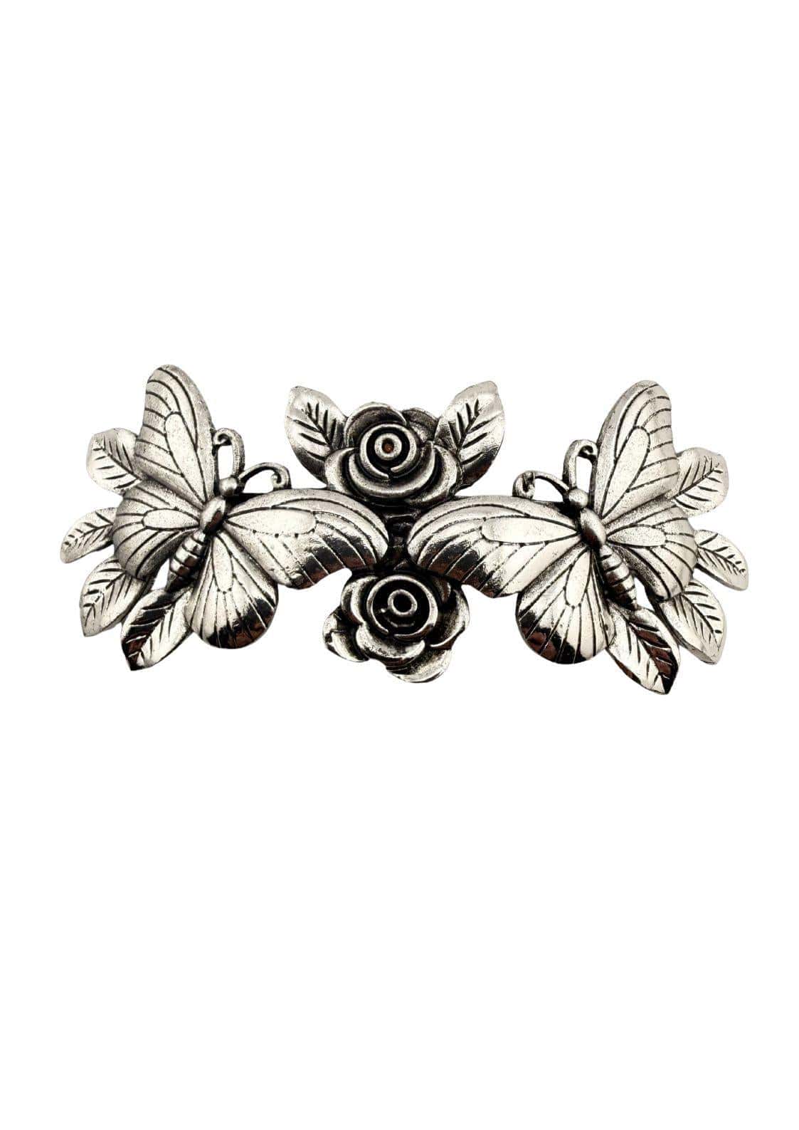Silberfarbener Metall-Haarclip mit aufwendig detaillierten Schmetterlingen und Rosen in einem vintage-ornamentalen Design.