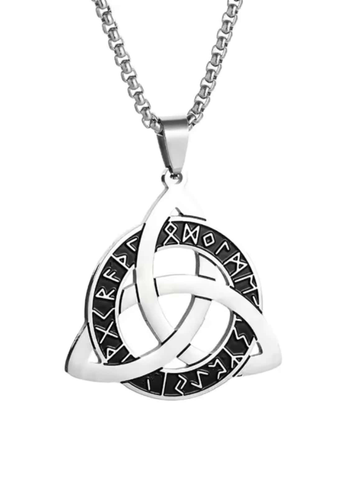 Silberne triquetra halskette mit schwarzen runen auf edelstahlkette im celtic rune stil für gothic und horror fans