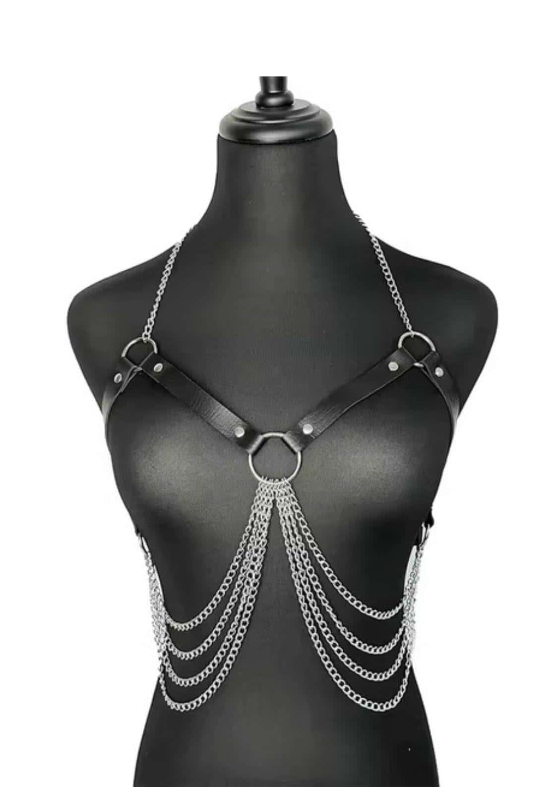 Schwarzes leder harness mit silbernen kettendetails gothic kleidung für horror-inspirierte looks