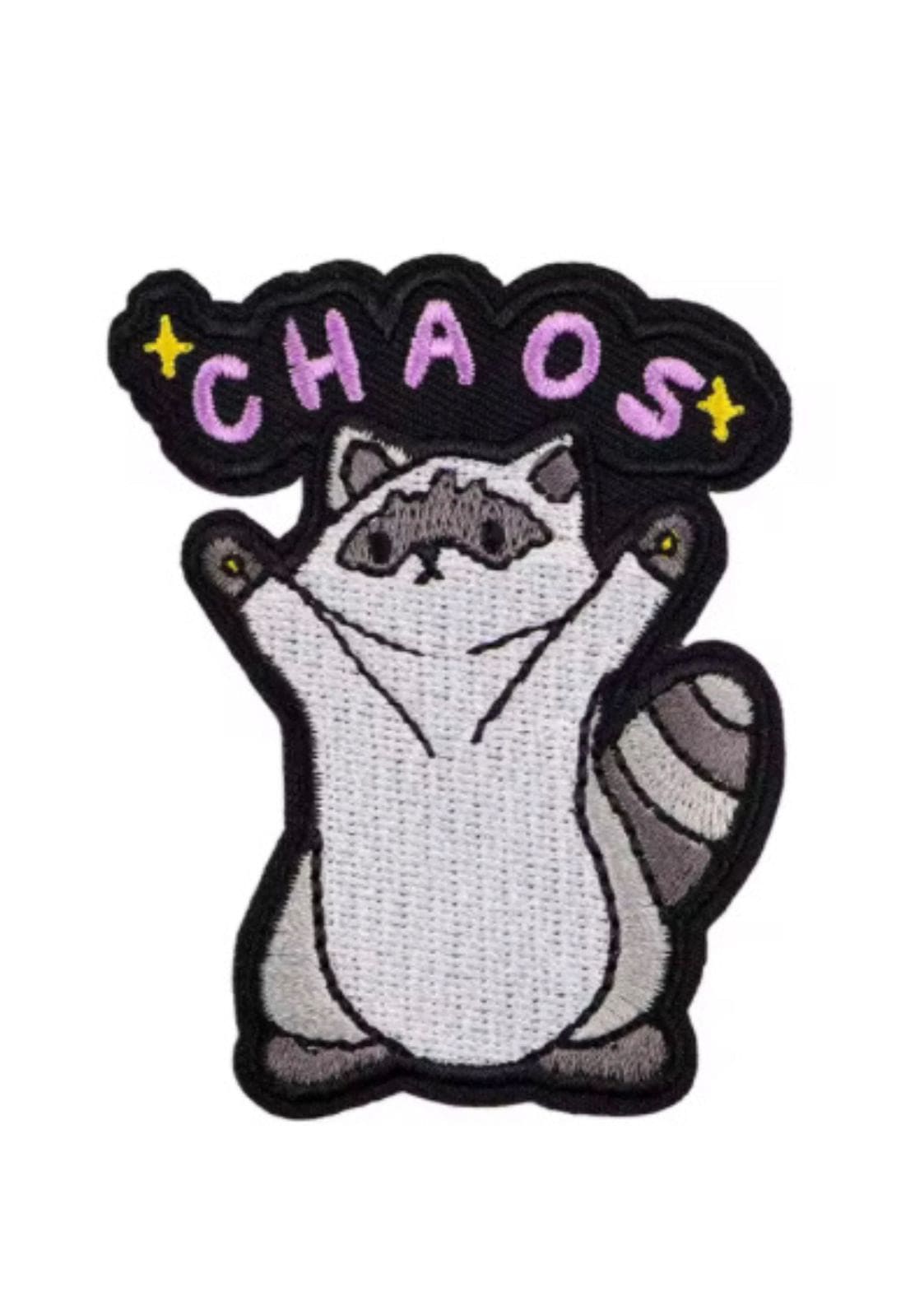 Waschbär-Patch mit Text „Chaos“ und Sternen, bestickt auf Stoff.