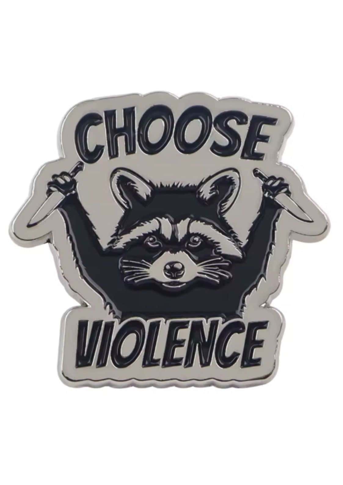 Choose violence pin mit einem gothic raccoon motiv und messern, emaillierter schlichter terror anstecker