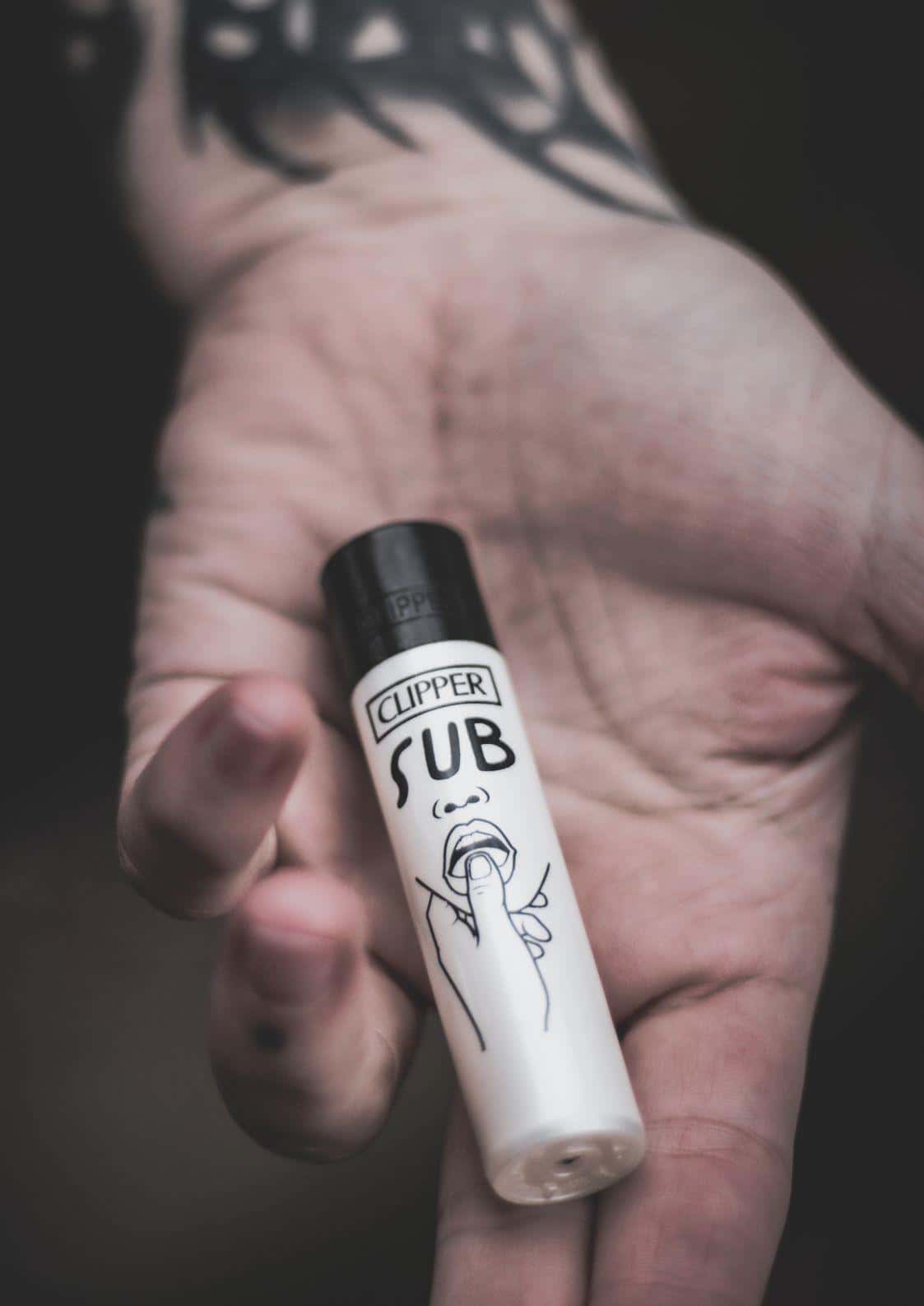 Weißes originales clipper feuerzeug sub mit schwarzem verschluss und stilisiertem lippenmotiv nachfüllbar