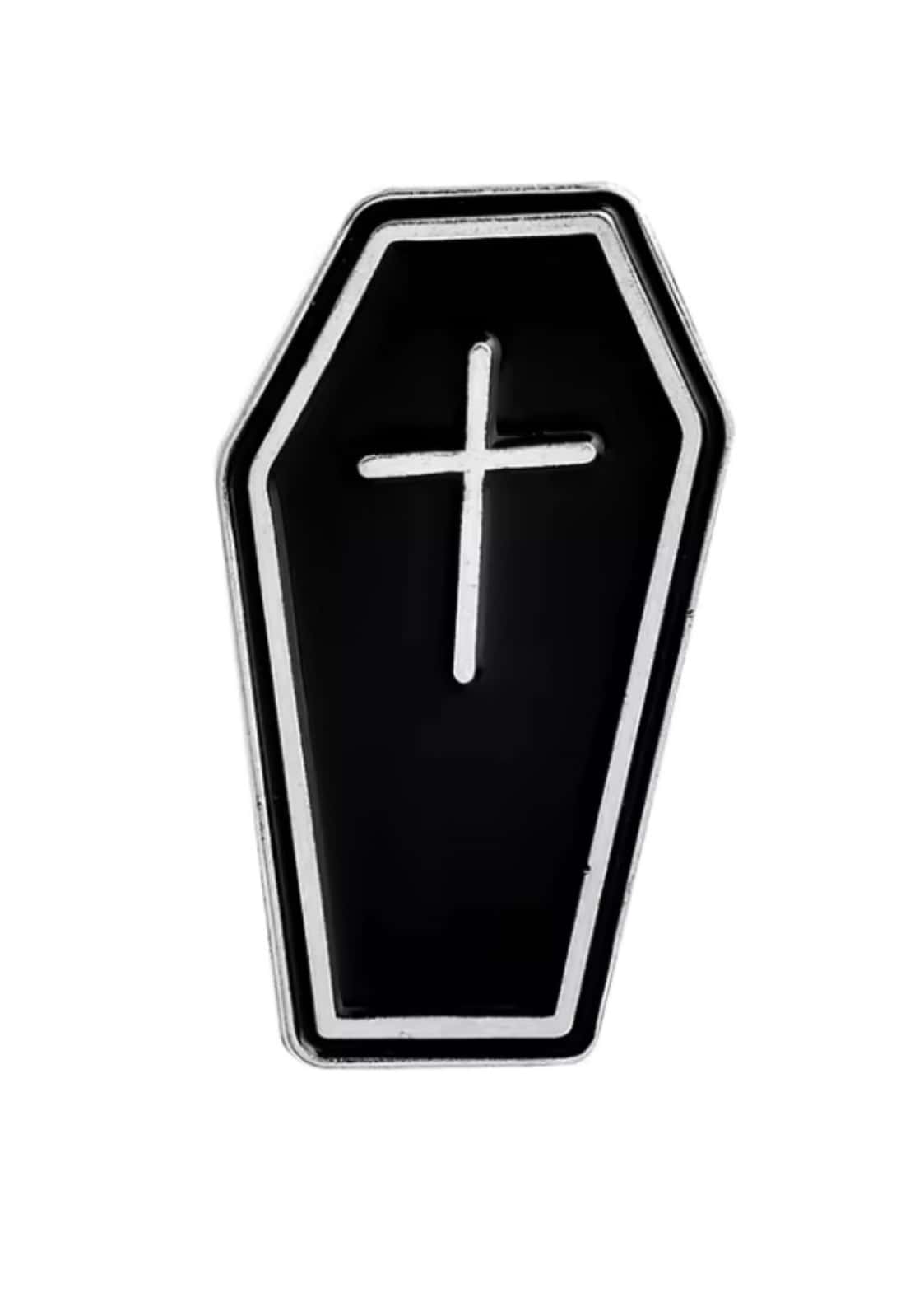 Schwarzer coffin pin aus emaille mit silberner bordüre und weißem kreuz im gothic stil