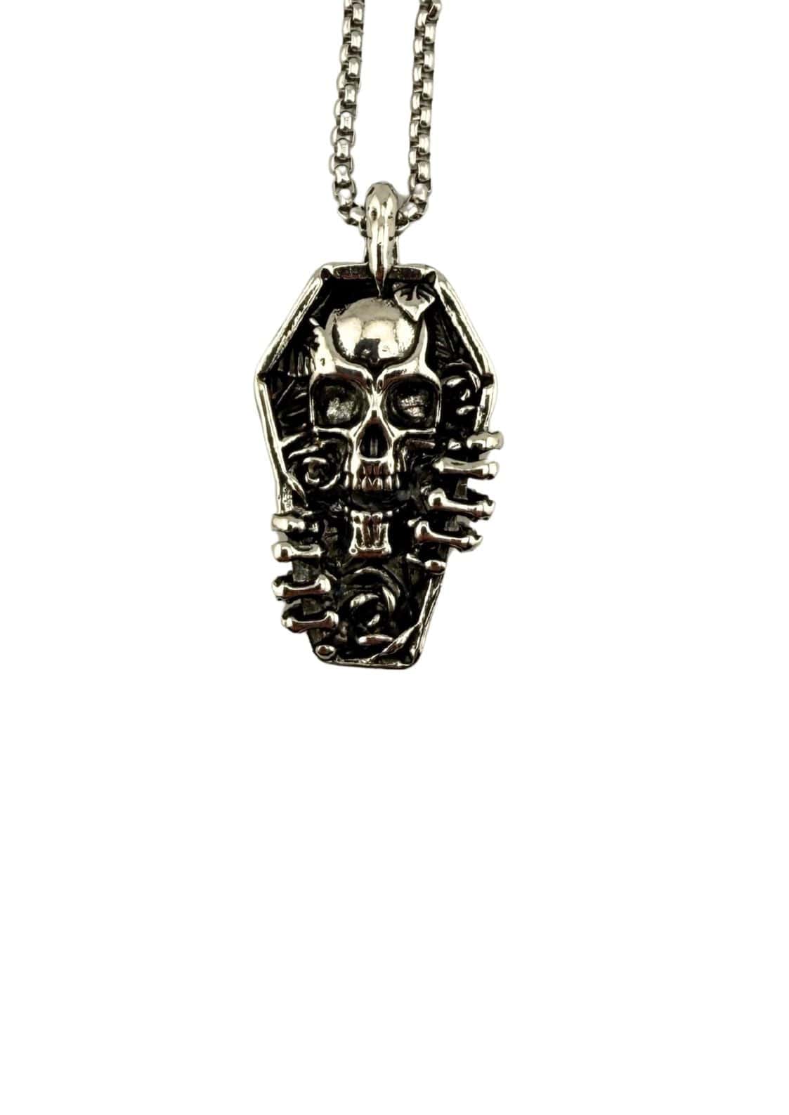 Silberne coffin skull halskette mit detailliertem schädel und gotischem knochenmuster im metallischen finish