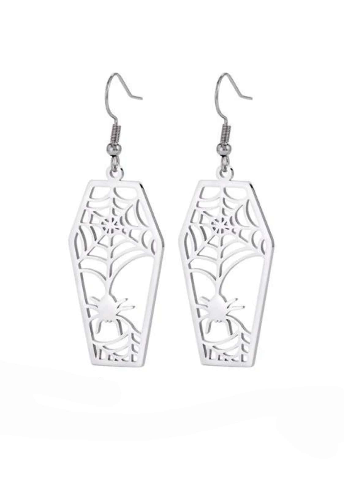 Silberne Sarg-Ohrschmuck mit gotischen Spinnennetz-Ausschnitten aus Metall