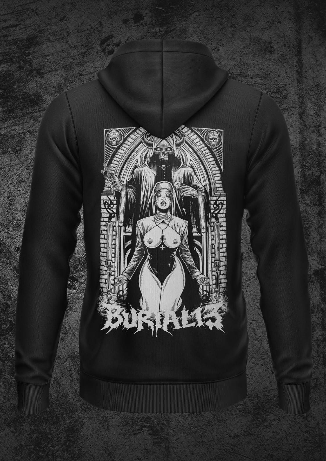 Schwarzer Kapuzenpullover mit weißem Grafikdruck auf dem Rücken, der einen gehörnten Dämon und eine spärlich bekleidete Nonne zeigt.