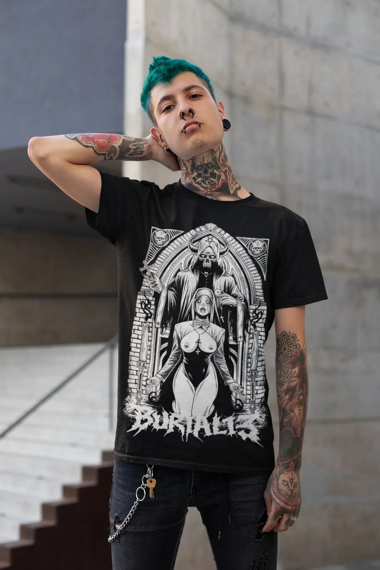 Schwarzes T-Shirt mit grafischem Design einer Frau und dem Text ’burialis’ in Weiß.