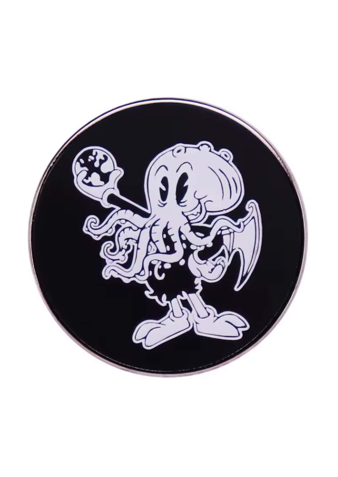 Schwarzer runder enamel pin mit weißem cartoon cthulhu design hält globe für cthulhu comic gothic horror fans