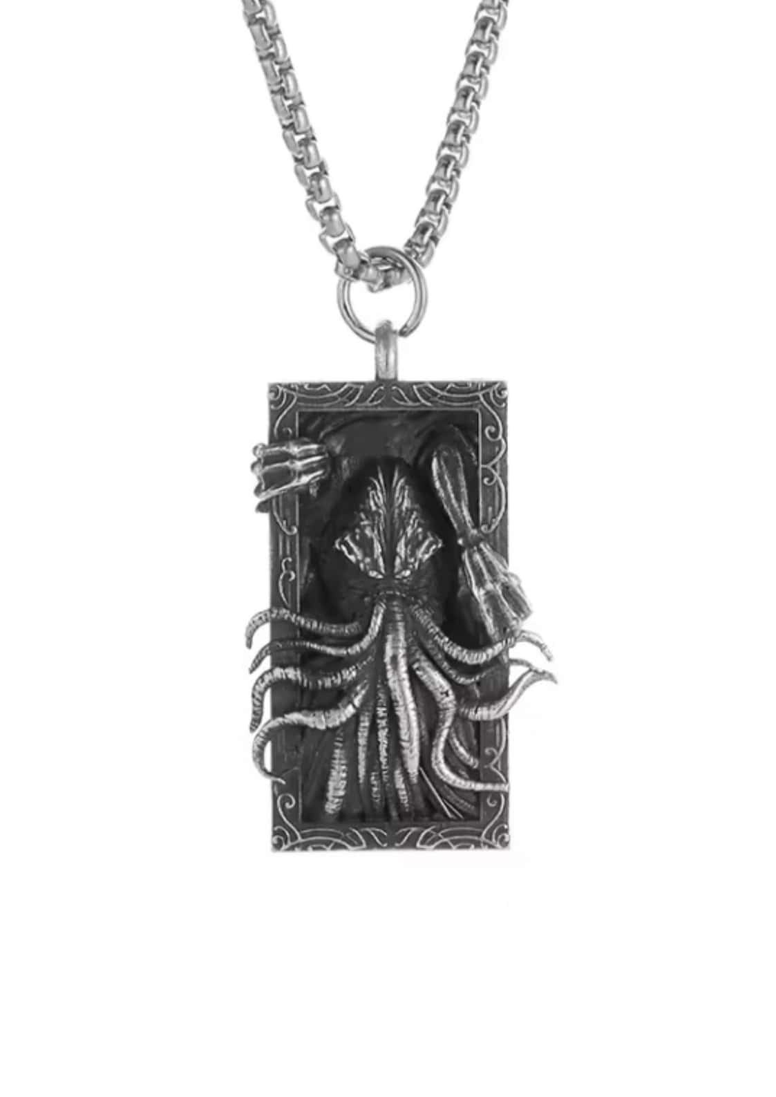 Silberfarbene rechteckige cthulhu gate halskette mit gothischem horror-motiv und detailliertem tentakelwesen