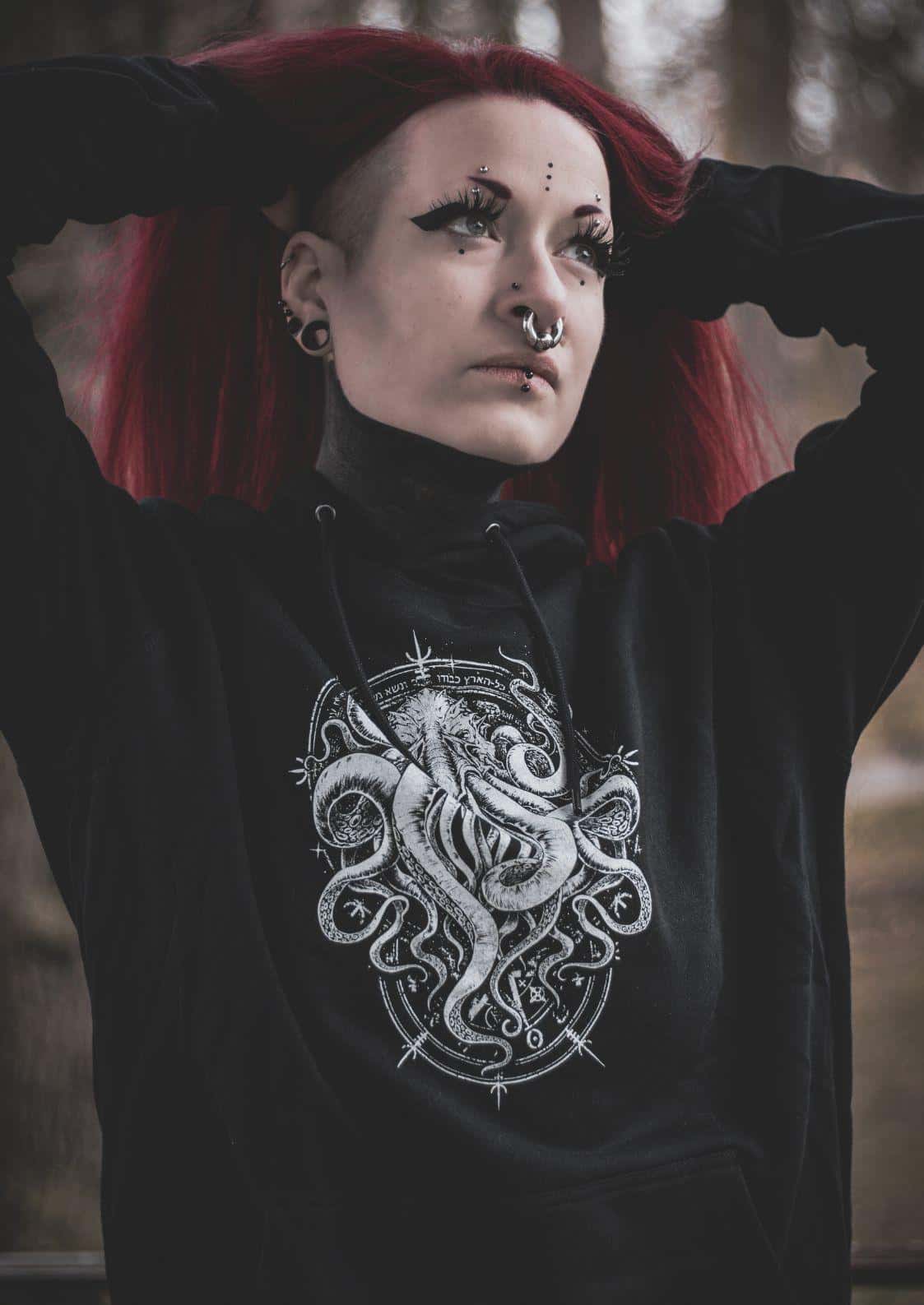 Schwarzer bitte hoodie mit detailliertem weißen cthulhu grafik und gothischen horror symbolen auf der rückseite