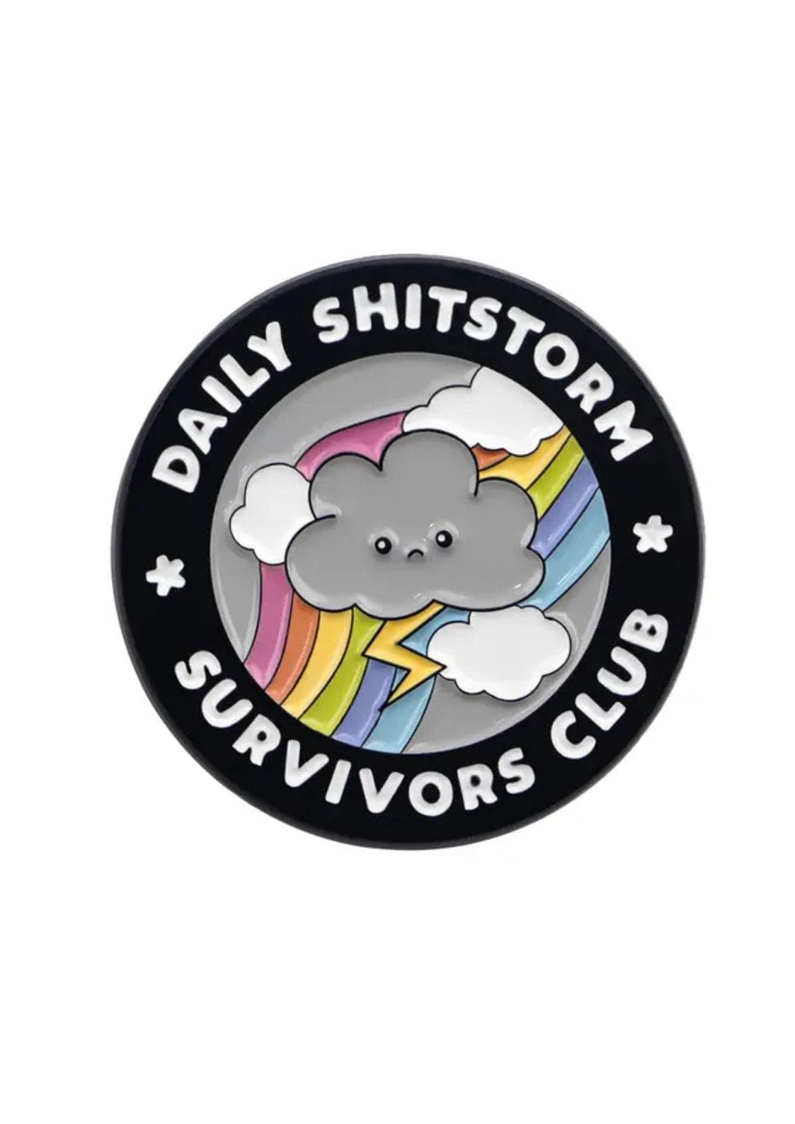 Schwarzer kreisförmiger Aufnäher mit weißem Text und buntem Wolkenmotiv mit Regenbogen, Blitz und lächelndem Gesicht.