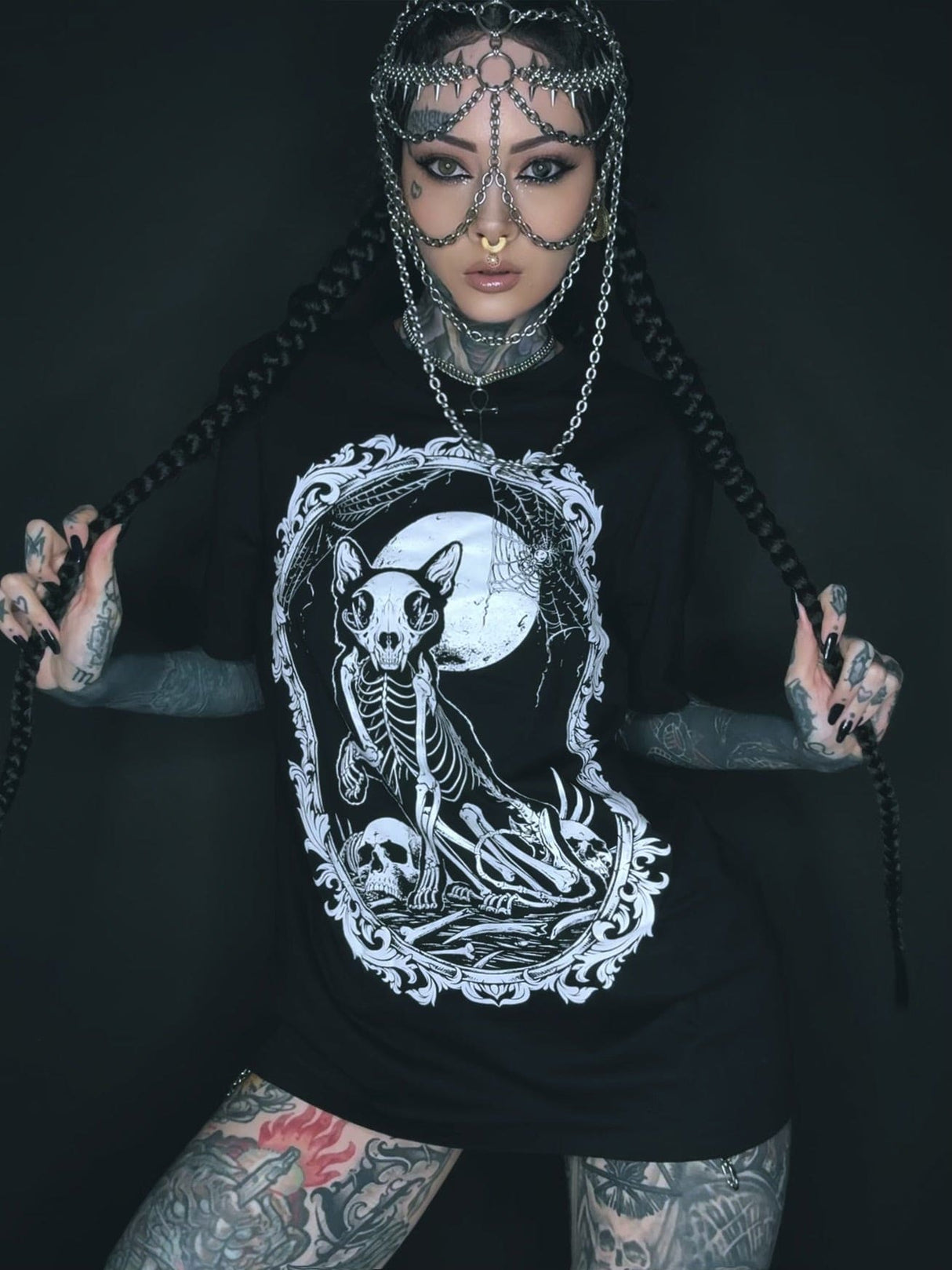 Schwarzes T-Shirt mit Skelettkatzen-Grafik.