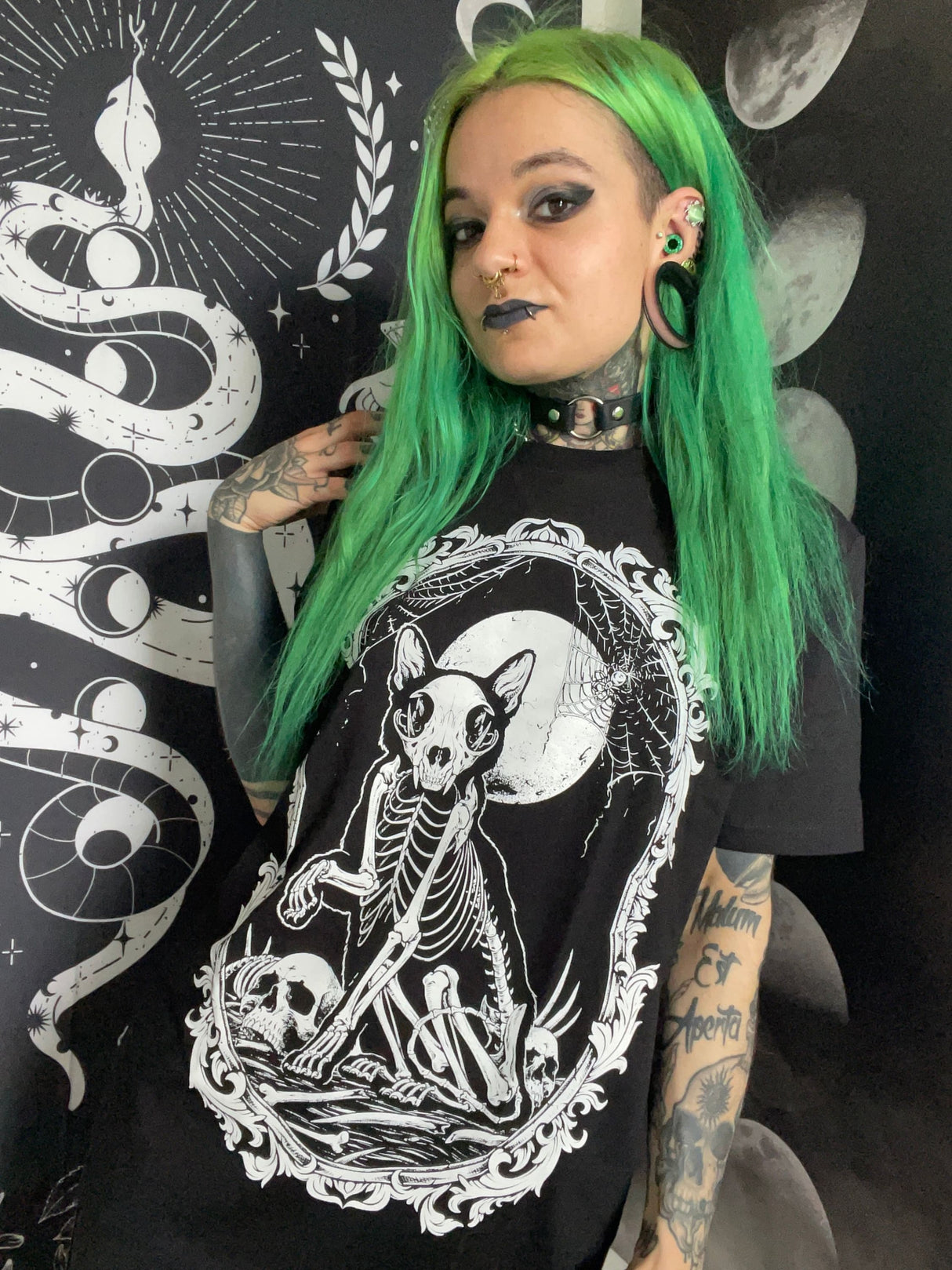 Schwarzes T-Shirt mit Katzen-Skelett-Grafik.