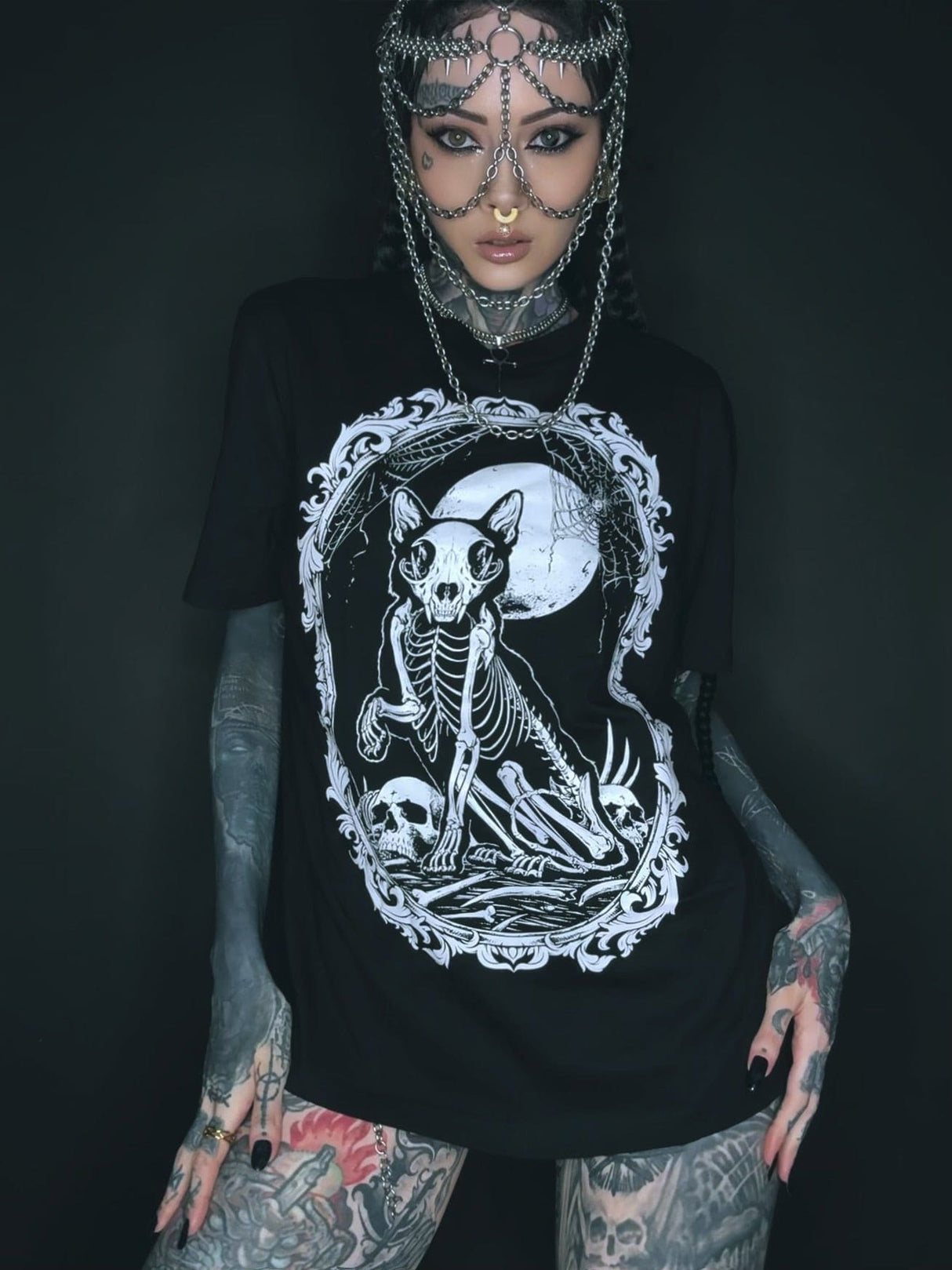 Schwarzes T-Shirt mit Katzen-Skelett-Grafik.